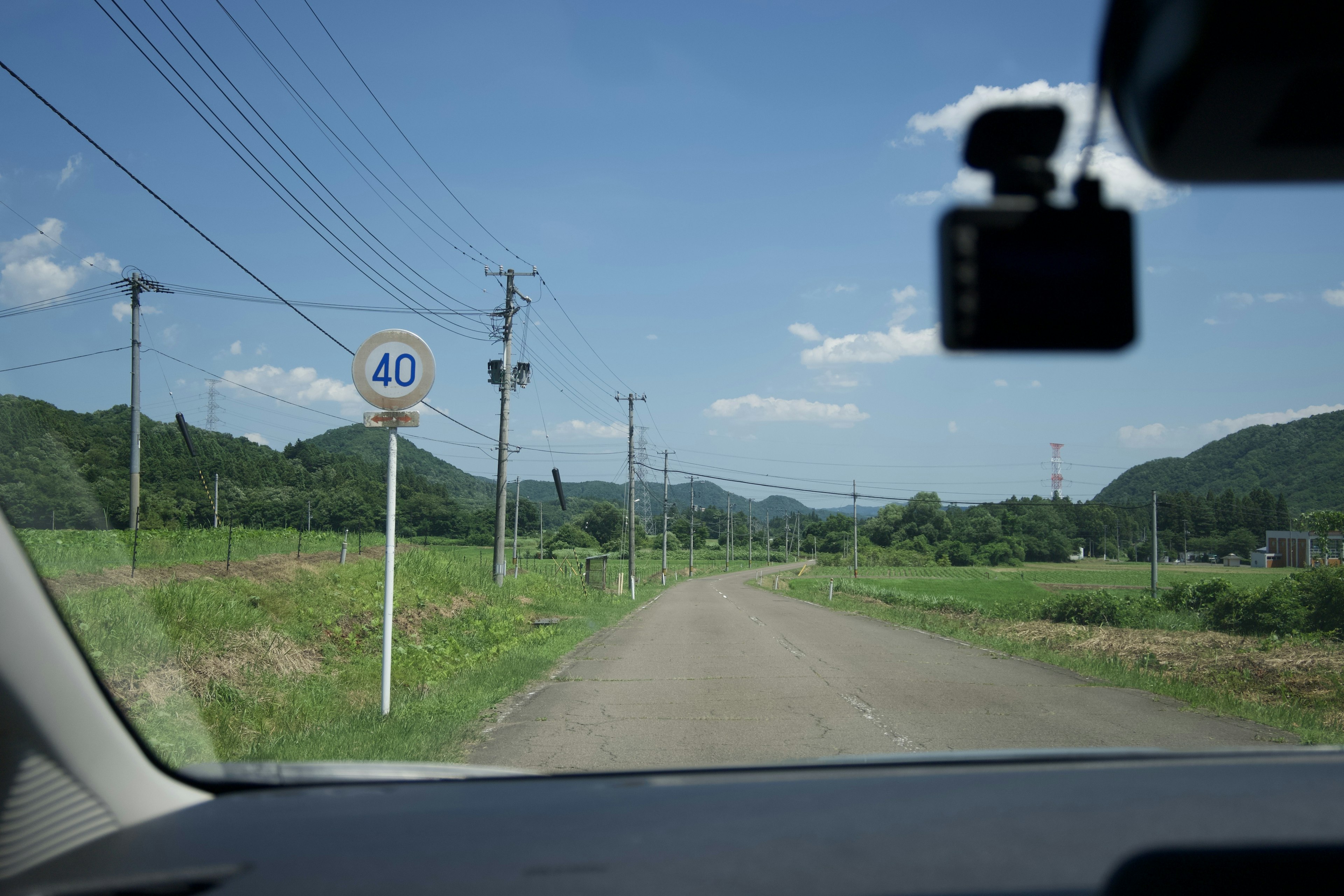 Vista del campo desde dentro de un coche con una señal de límite de velocidad de 40 km