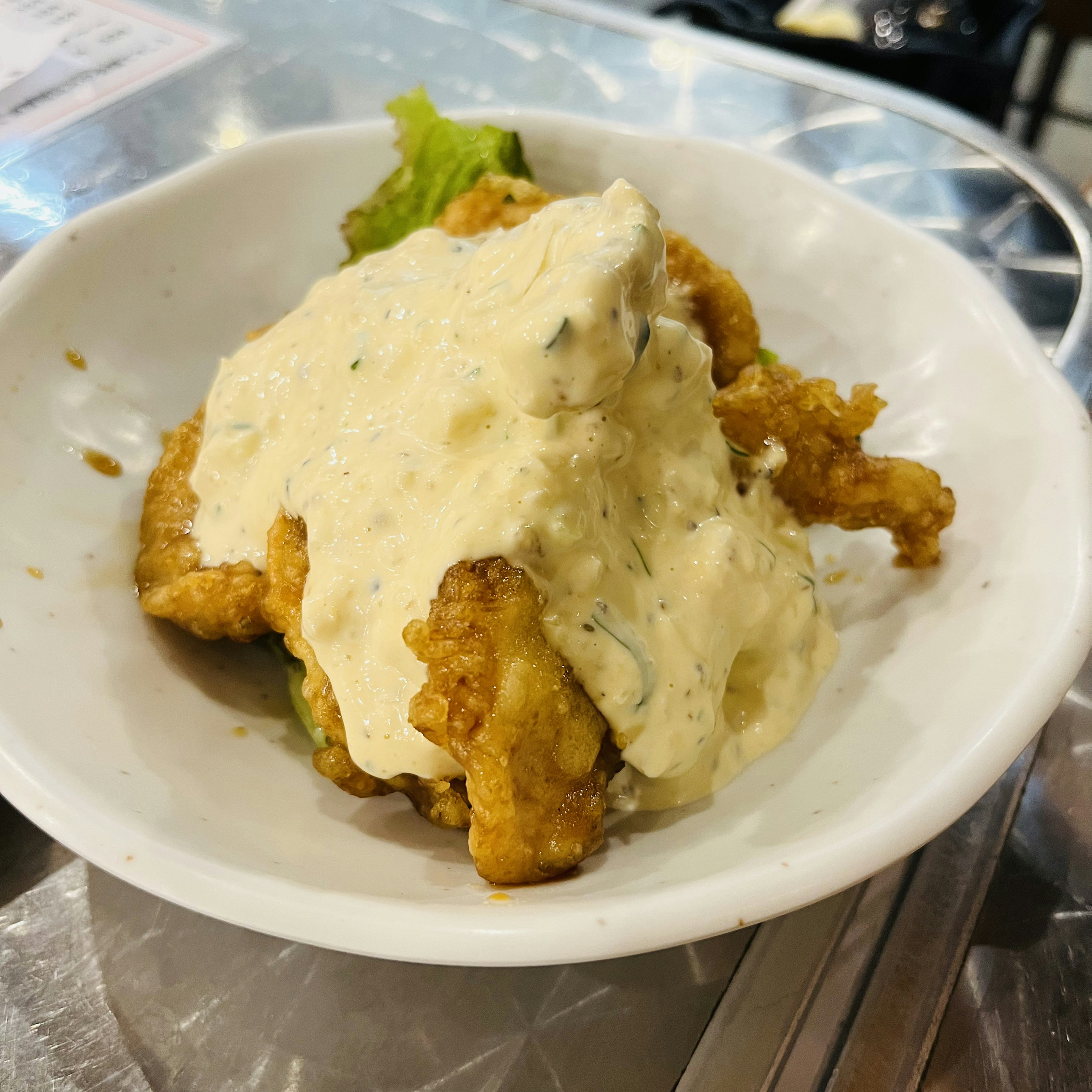 Poulet frit garni de sauce crémeuse dans une assiette