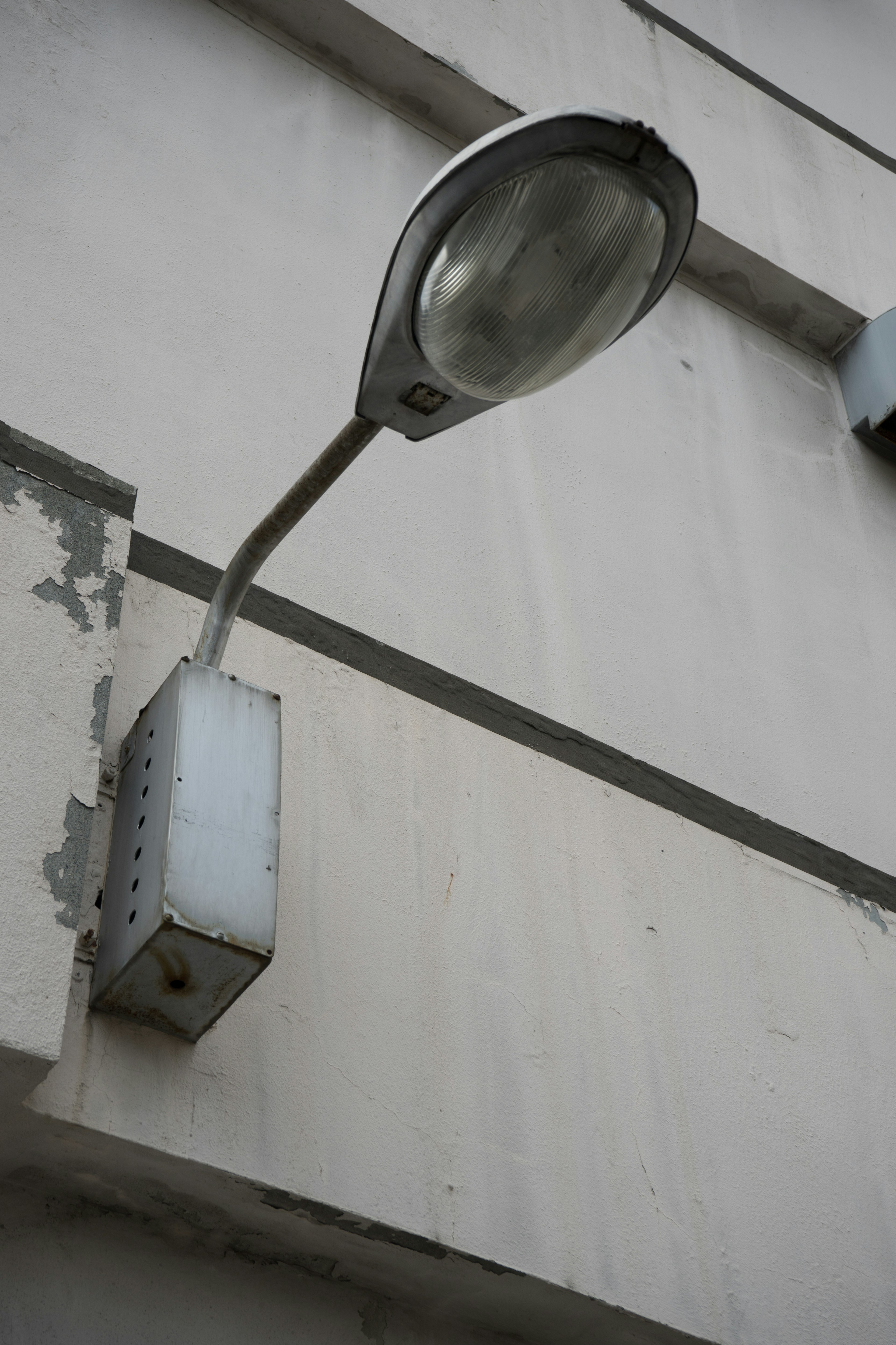 Foto de una antigua farola montada en una pared