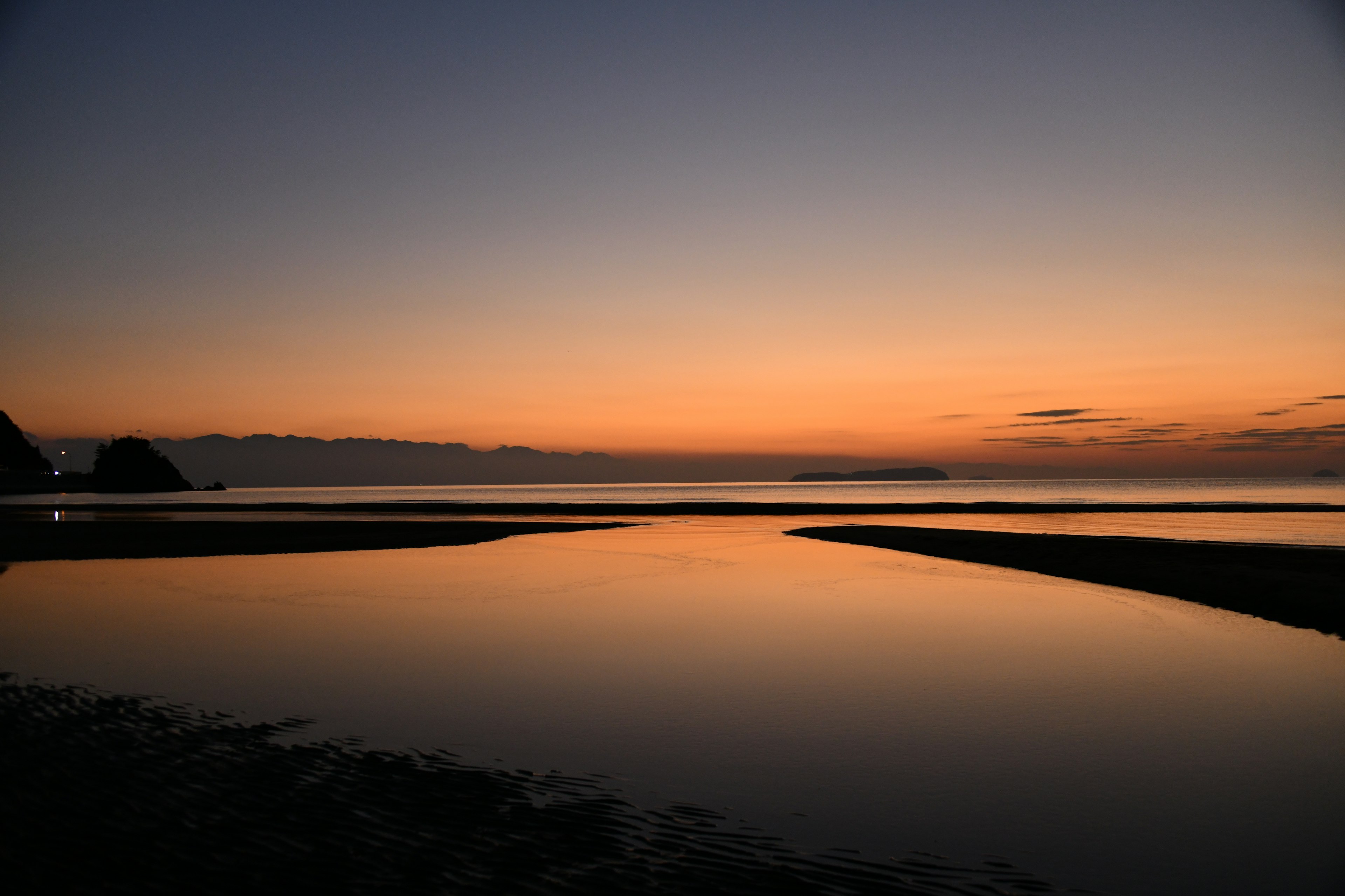 Vista escénica de un atardecer sobre aguas tranquilas