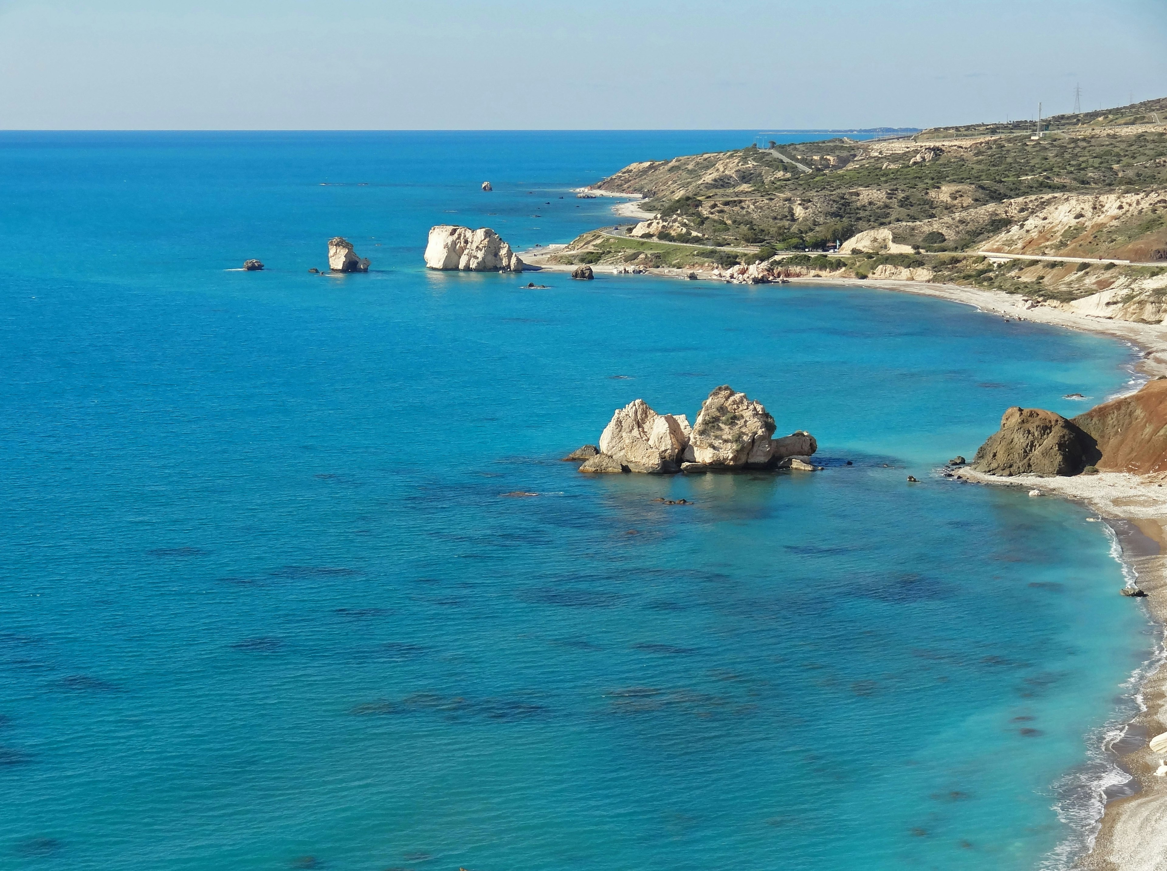 Vista escénica de una playa con aguas turquesas y formaciones rocosas