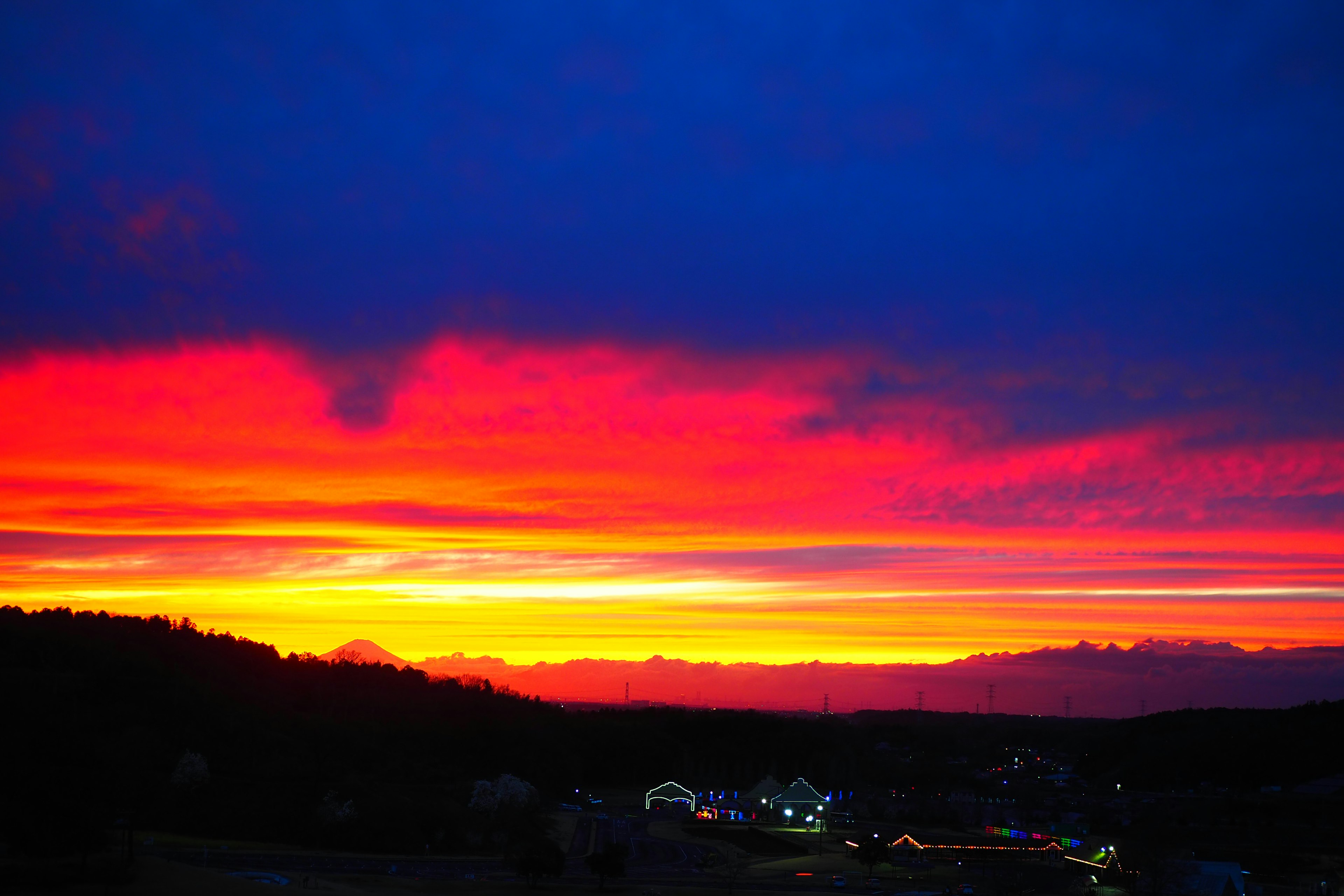 Lebendiger Sonnenuntergang mit auffälligen Farben und Wolken