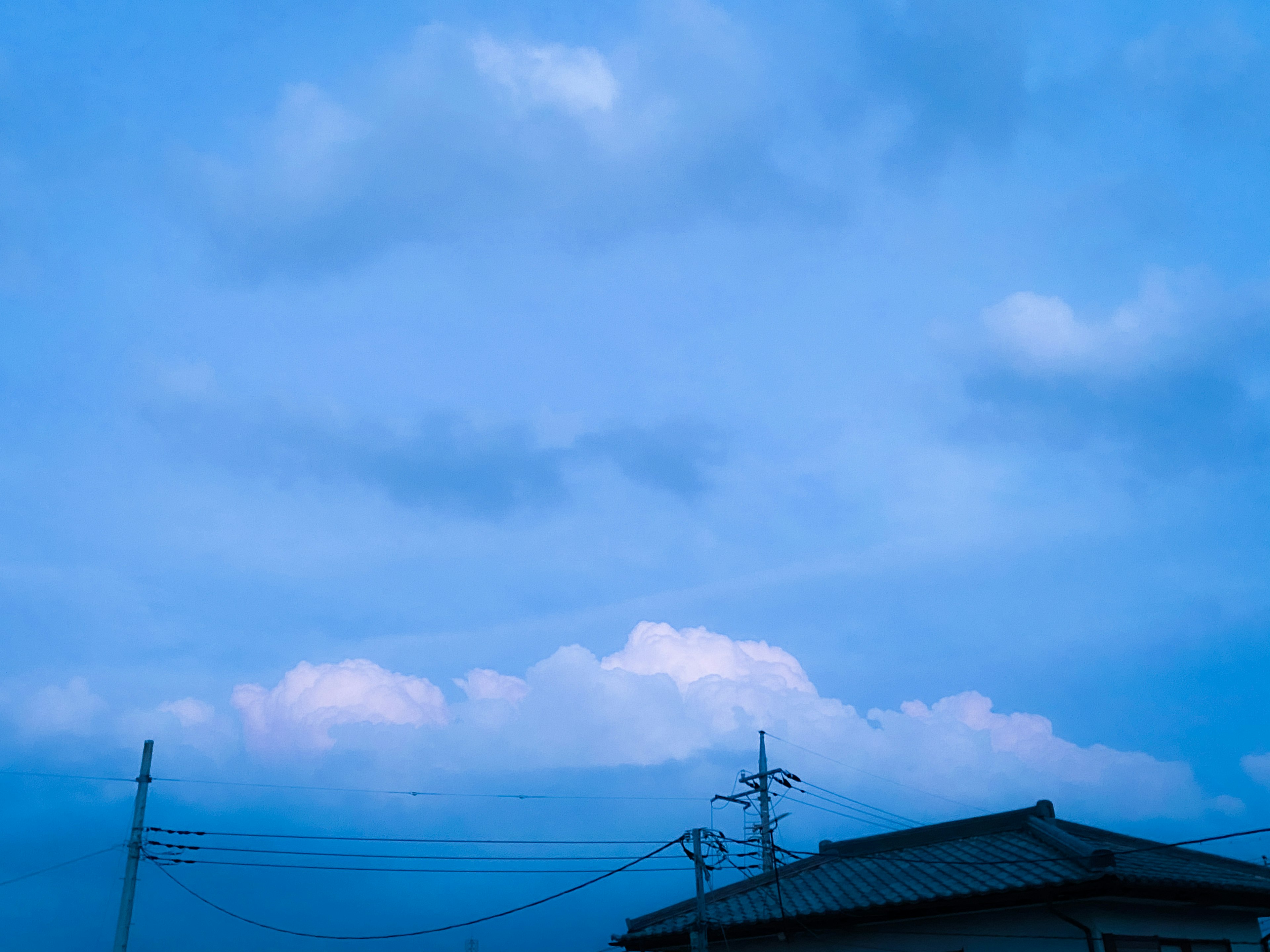 青い空と雲が広がる夕暮れの風景