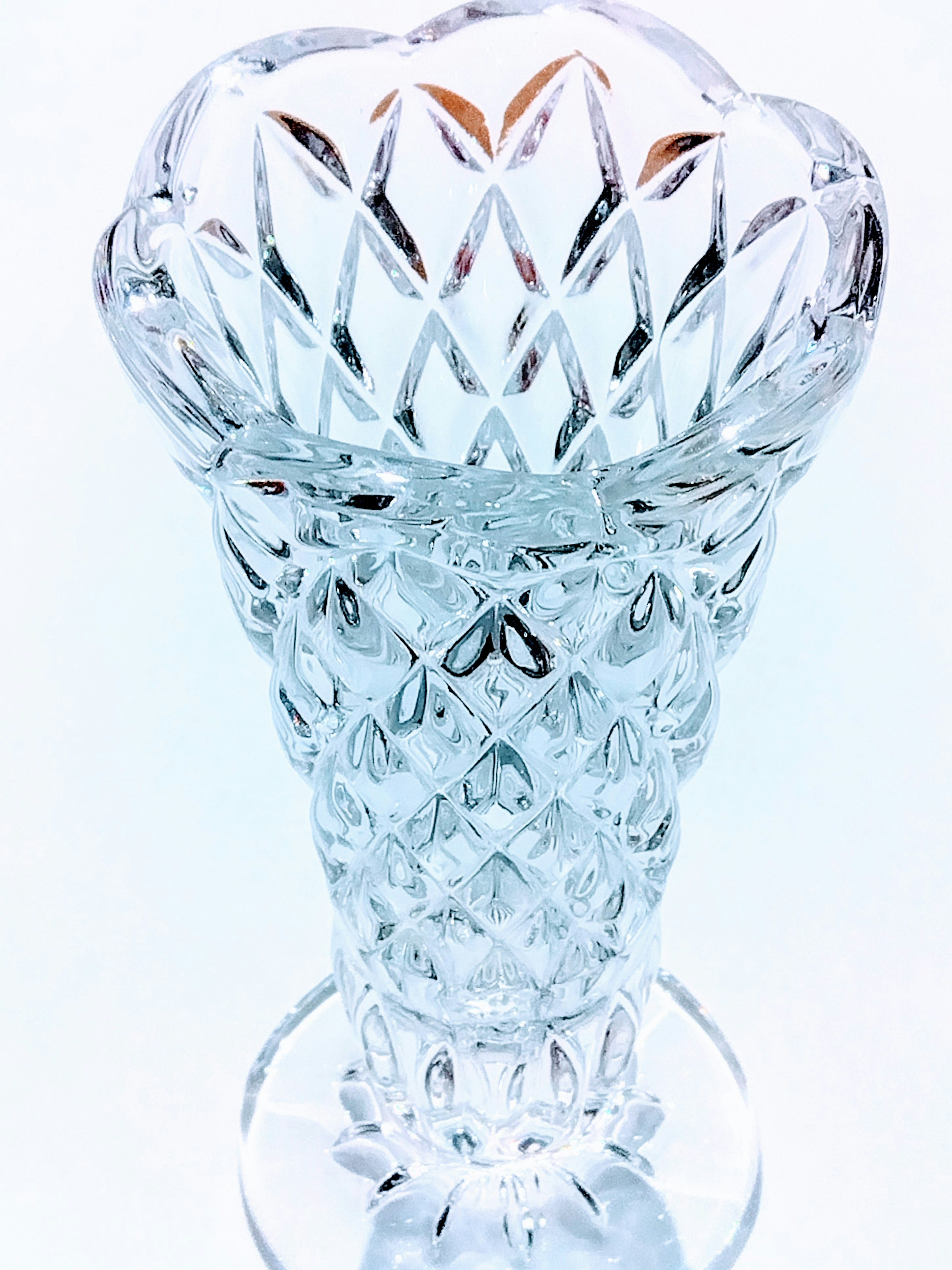 Transparent crystal vase with decorative cut design