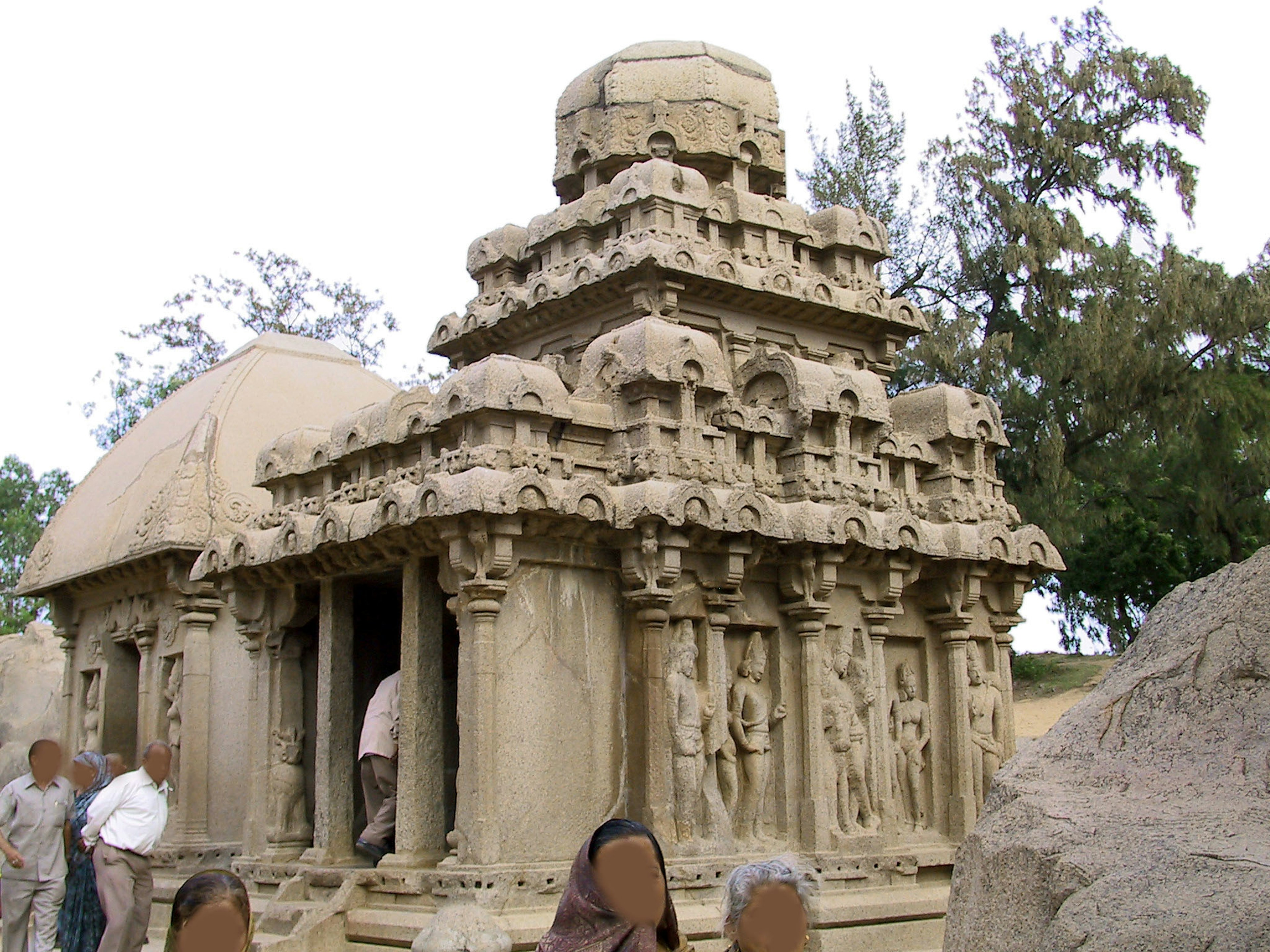 Antico tempio in pietra con intricate sculture e una cupola