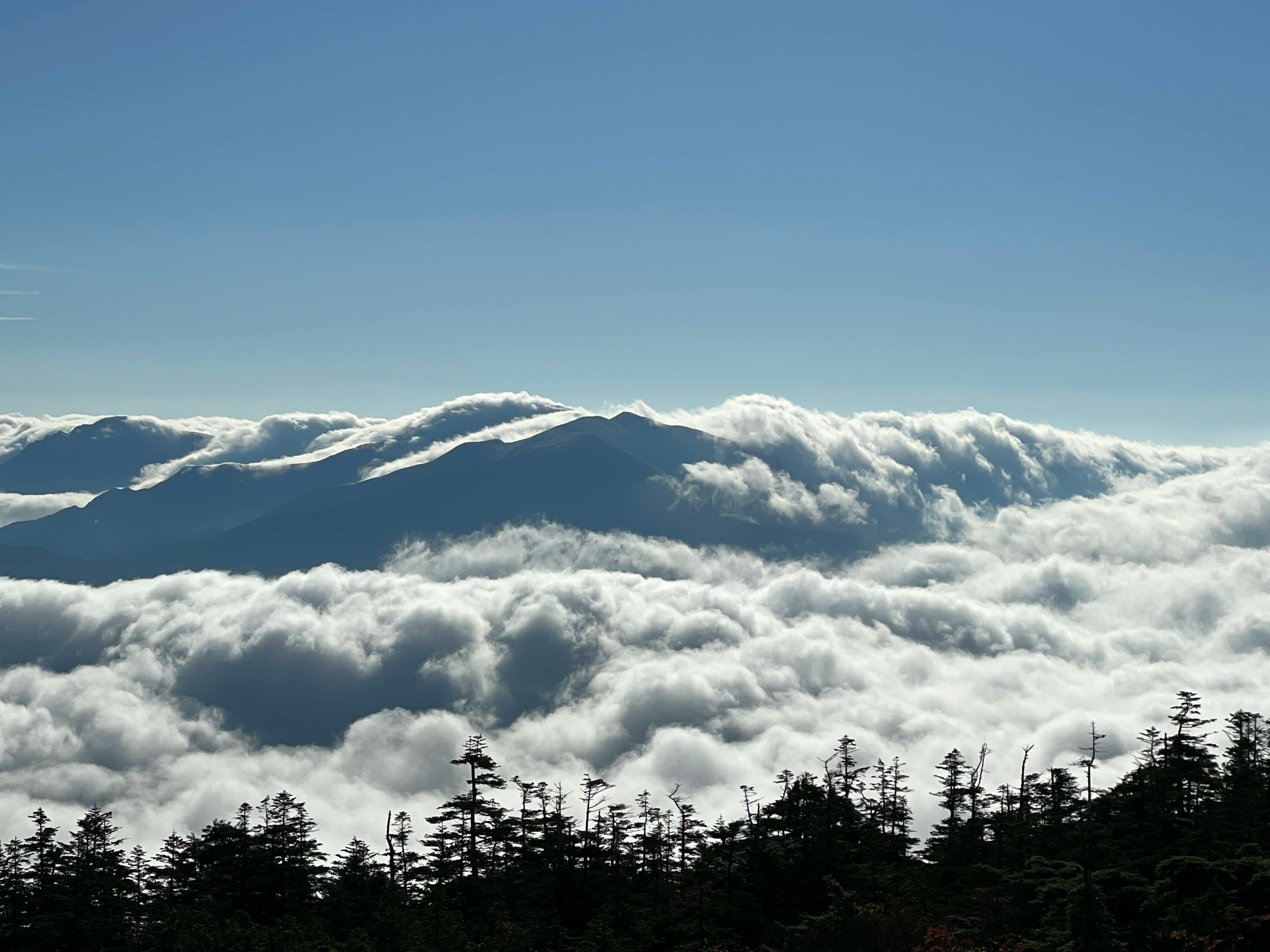 山々が雲の海の上に浮かんでいる美しい風景