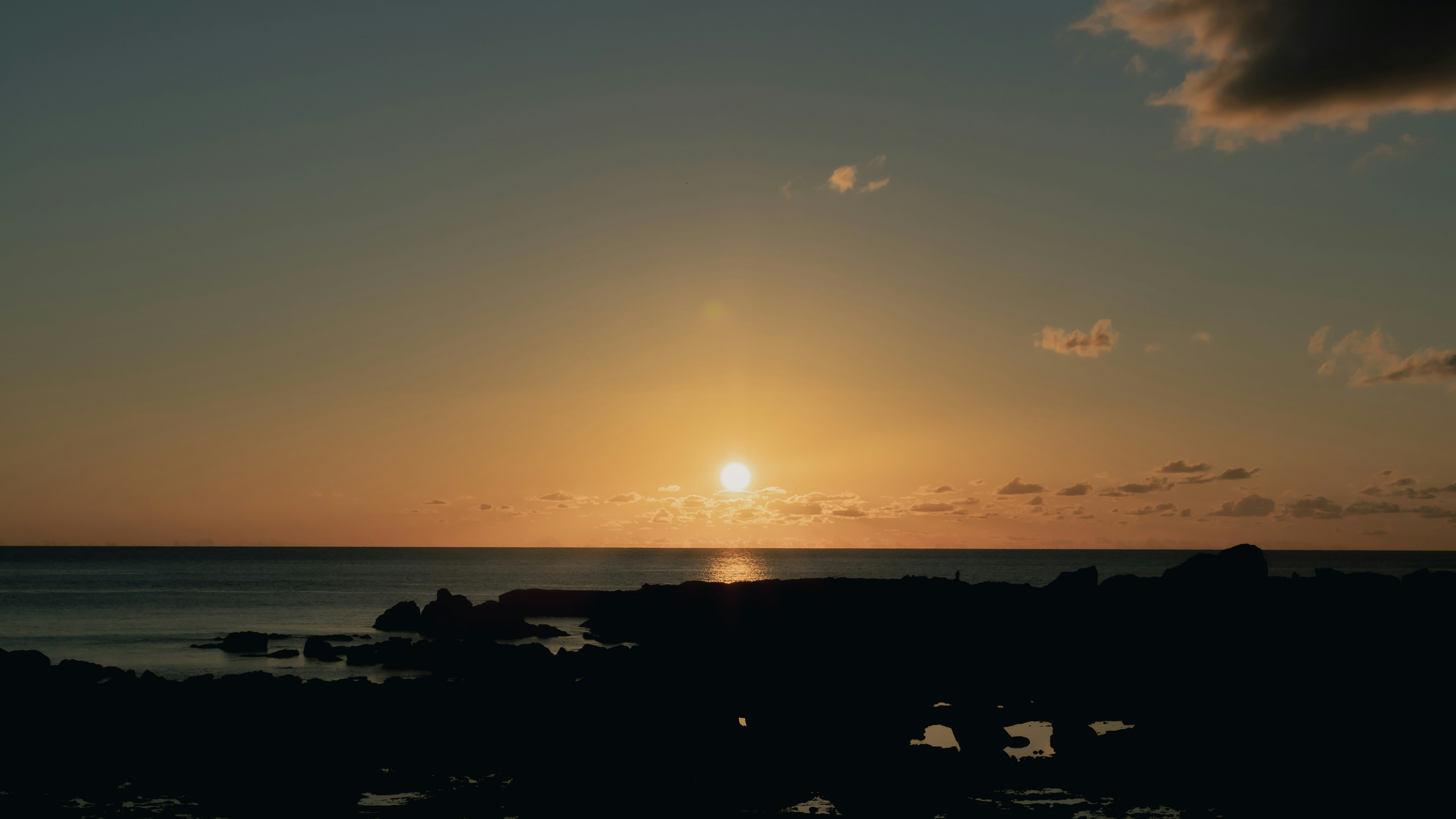 夕日の風景が海に映る美しい景色