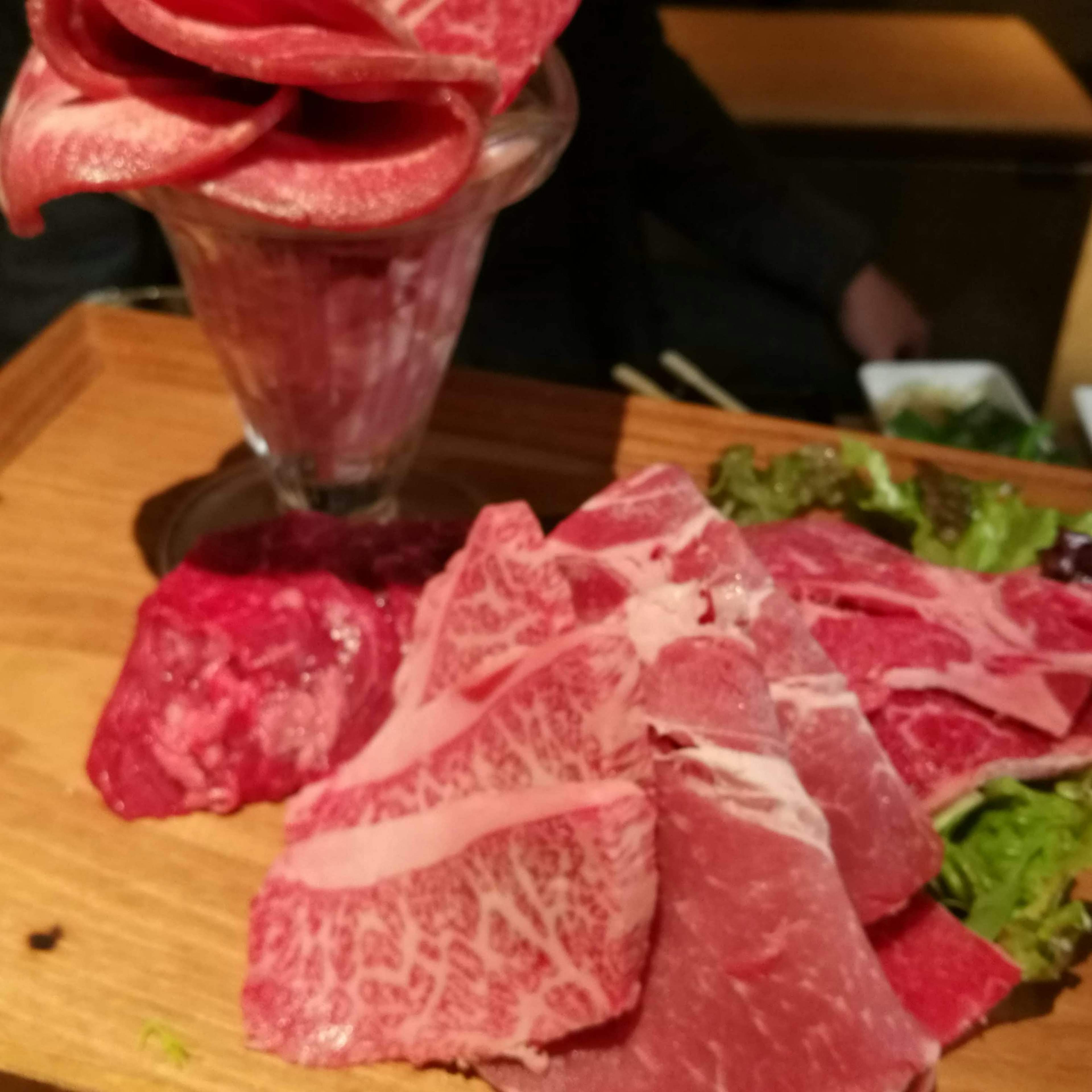 Plato de carnes variadas con ensalada