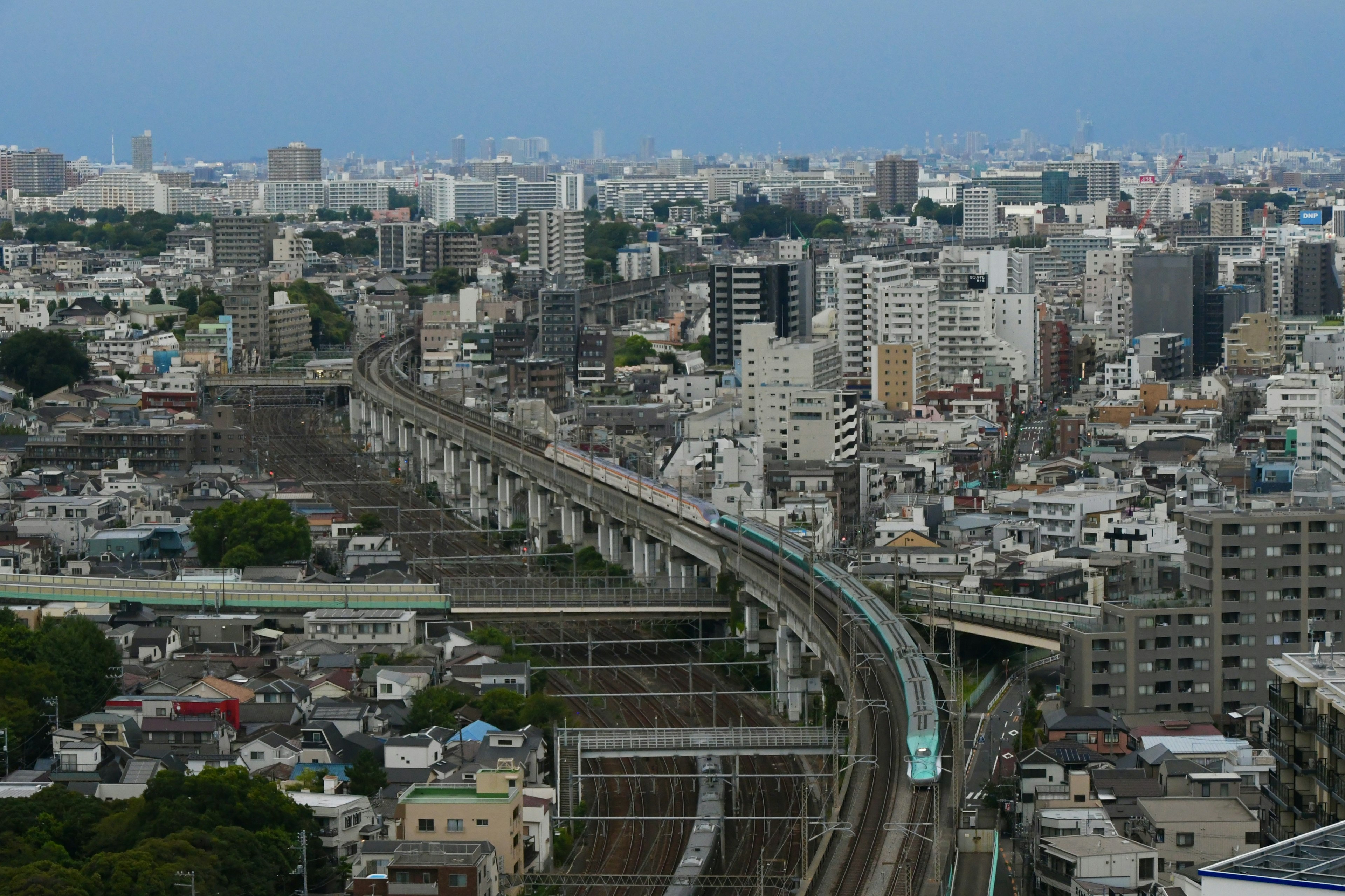 城市景观包含摩天大楼和铁路轨道