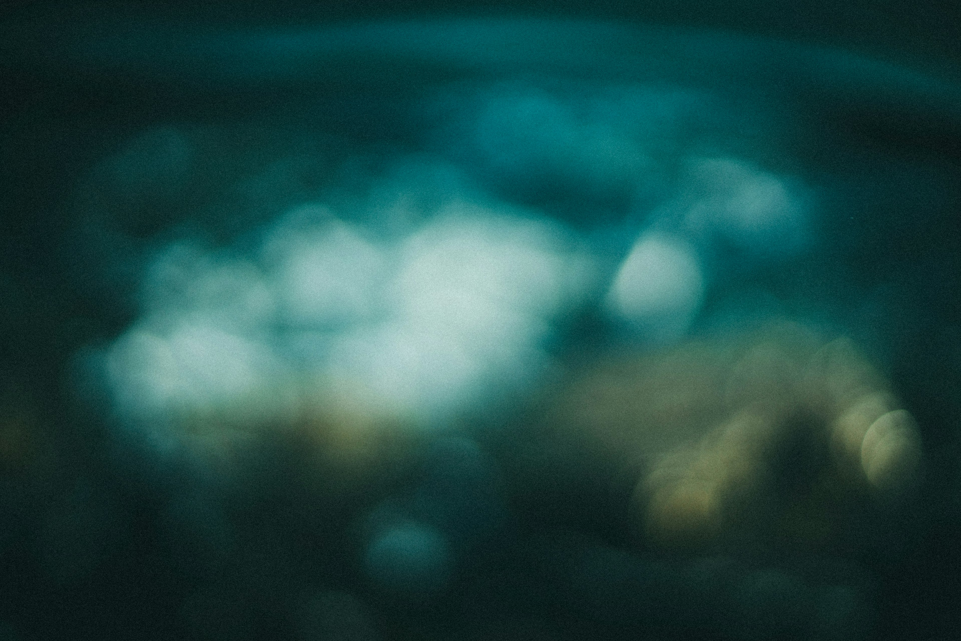 Surface d'eau floue avec des reflets de lumière bleue et blanche