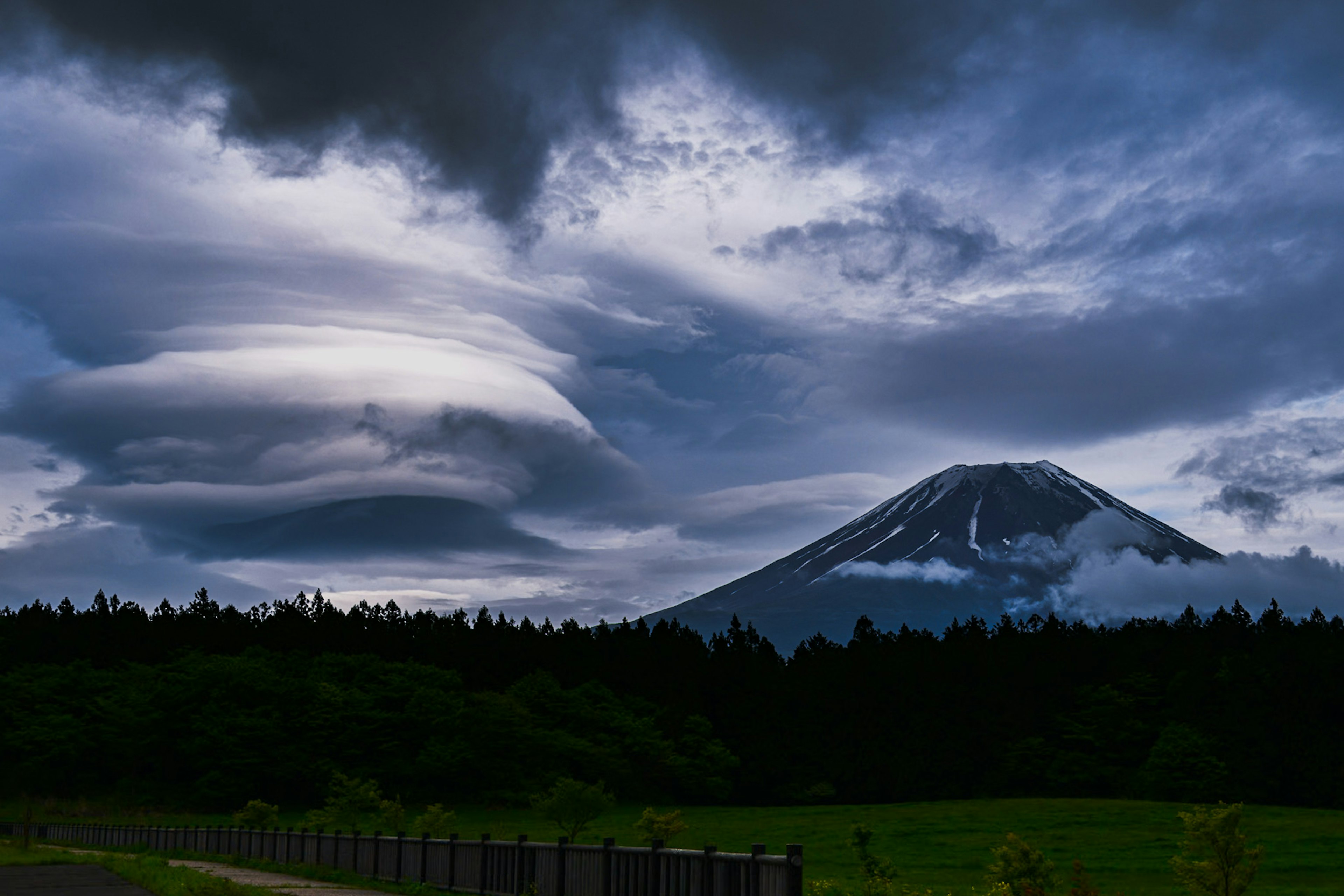 Vue majestueuse du mont Fuji avec des nuages dramatiques