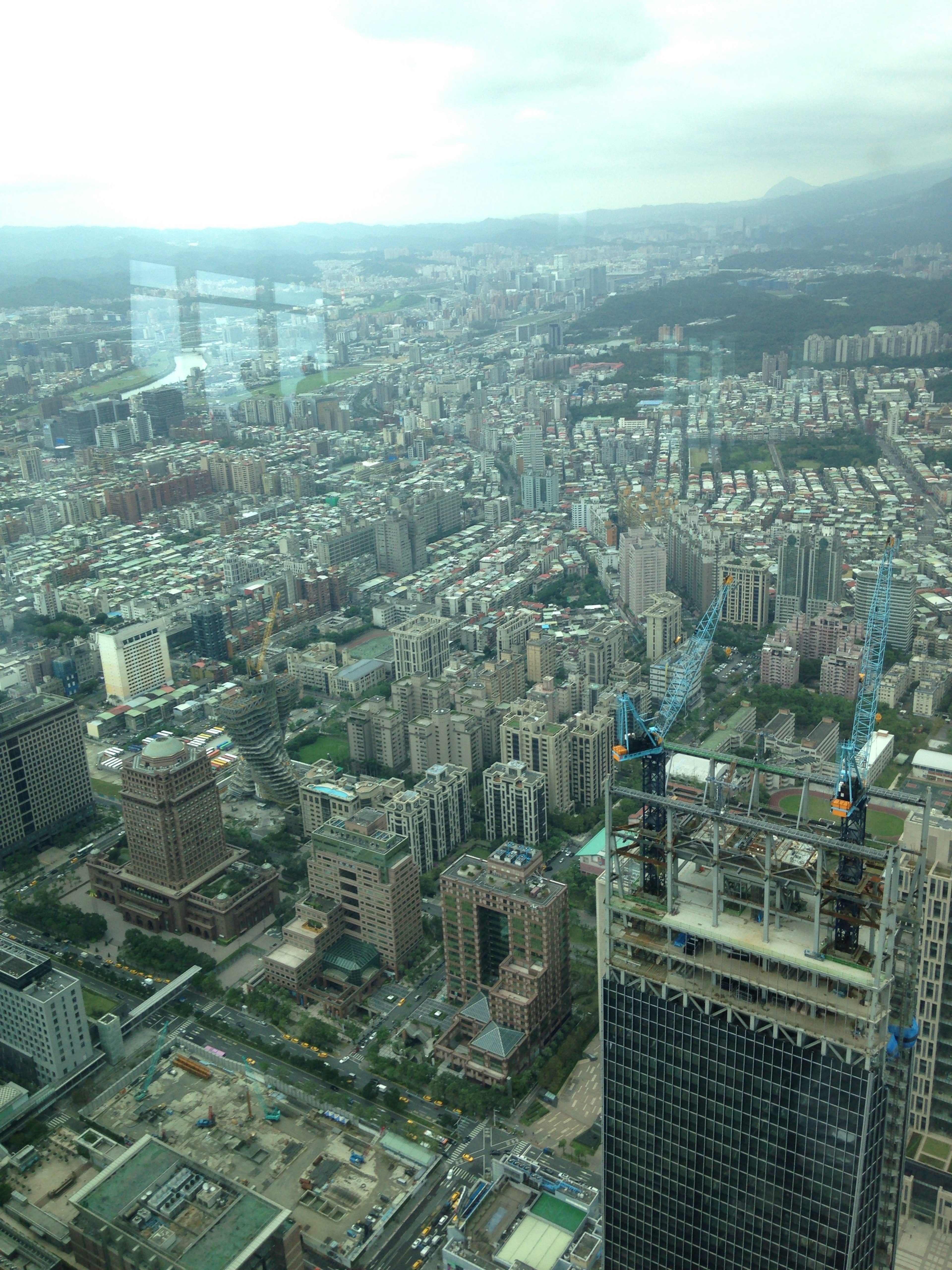 Vue aérienne de Taipei montrant un paysage urbain avec des gratte-ciel et des immeubles résidentiels