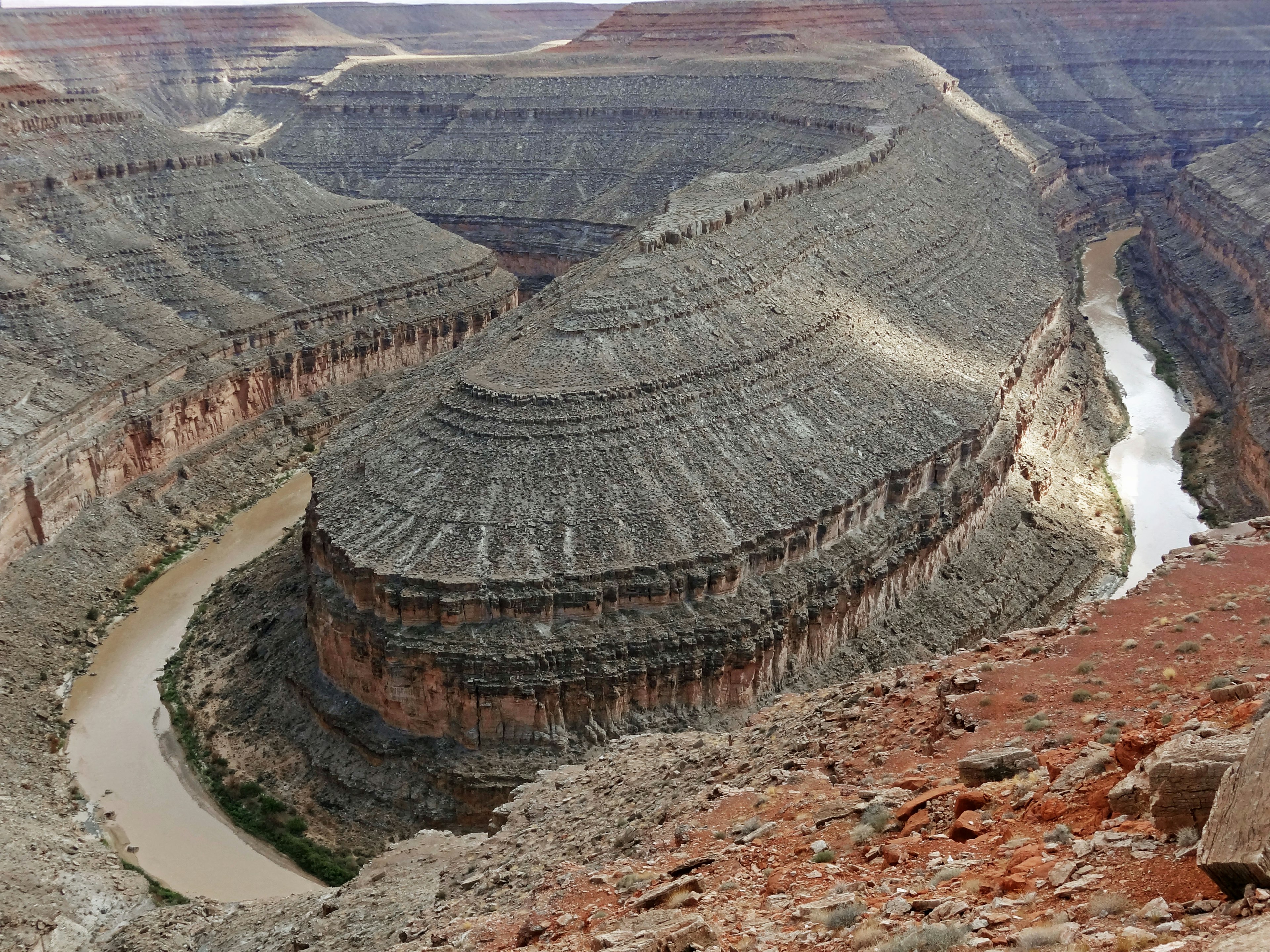 Vista panoramica di un fiume tortuoso e formazioni rocciose a strati in un canyon