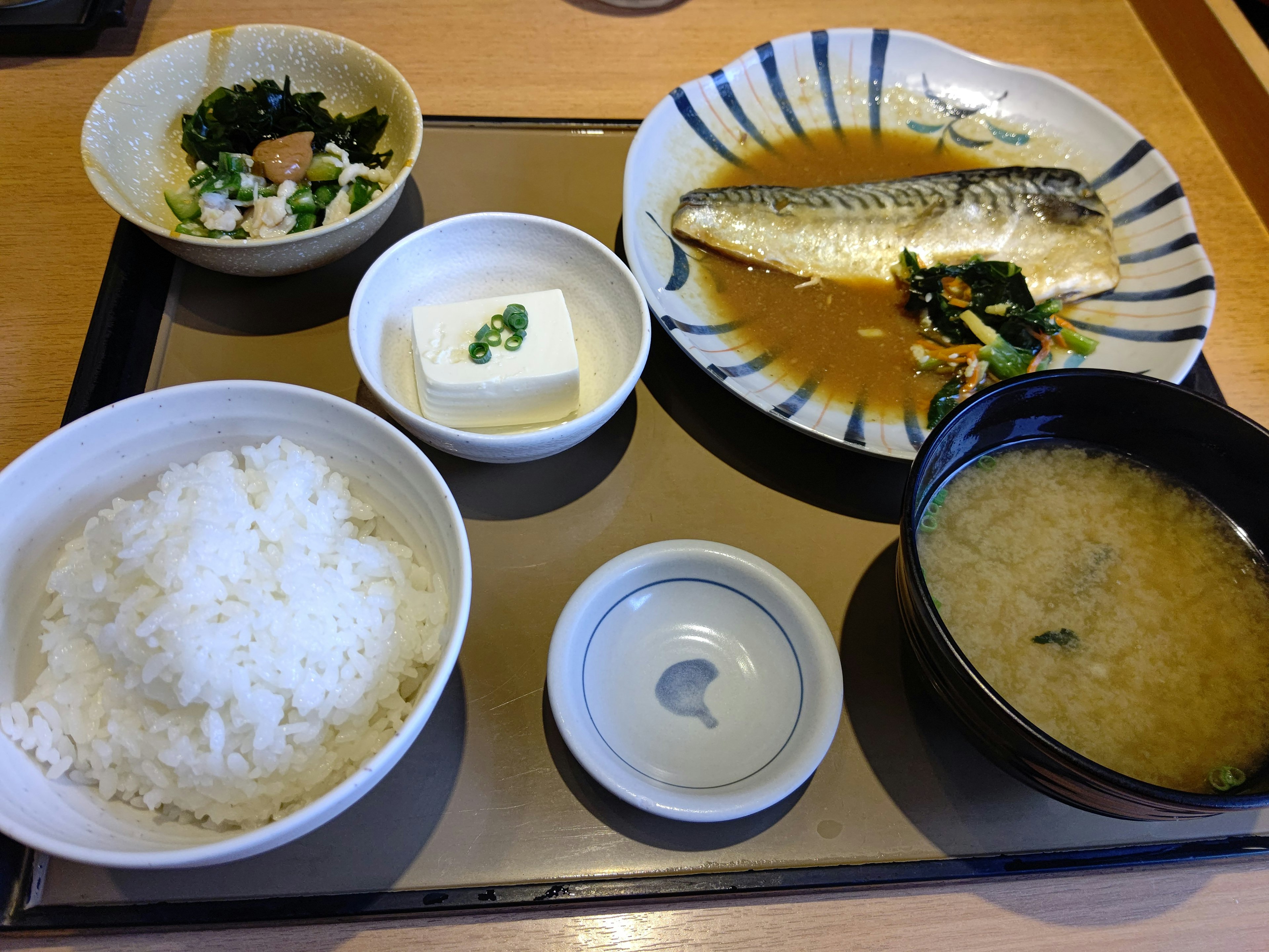 Japanisches Gericht mit weißem Reis Miso-Suppe gegrilltem Fisch Tofu und Gemüsebeilage