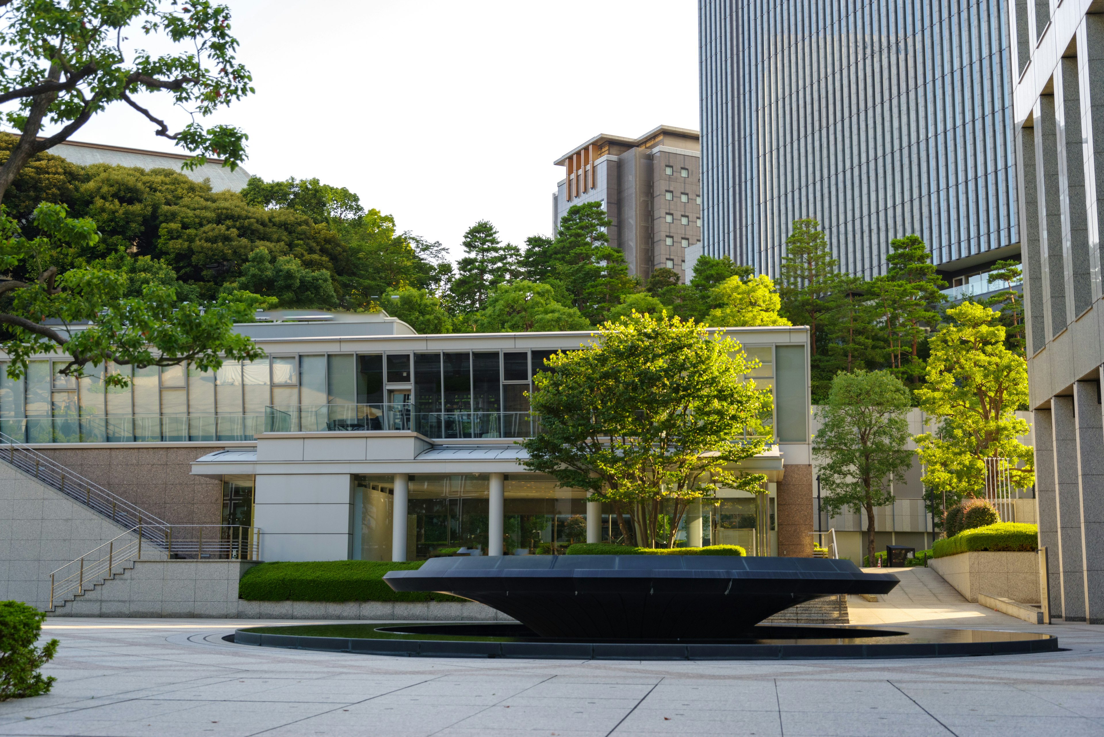 Moderne Architektur mit Grünflächen und einem ruhigen Garten