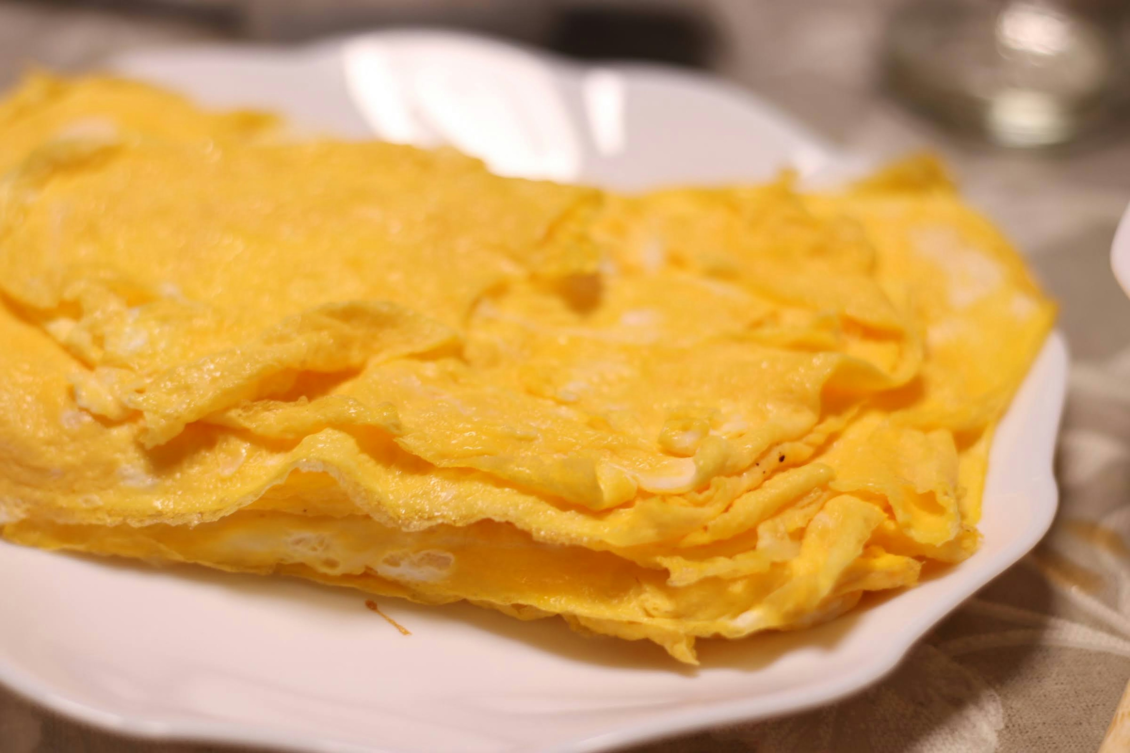 Una pila de tortillas delgadas en un plato blanco