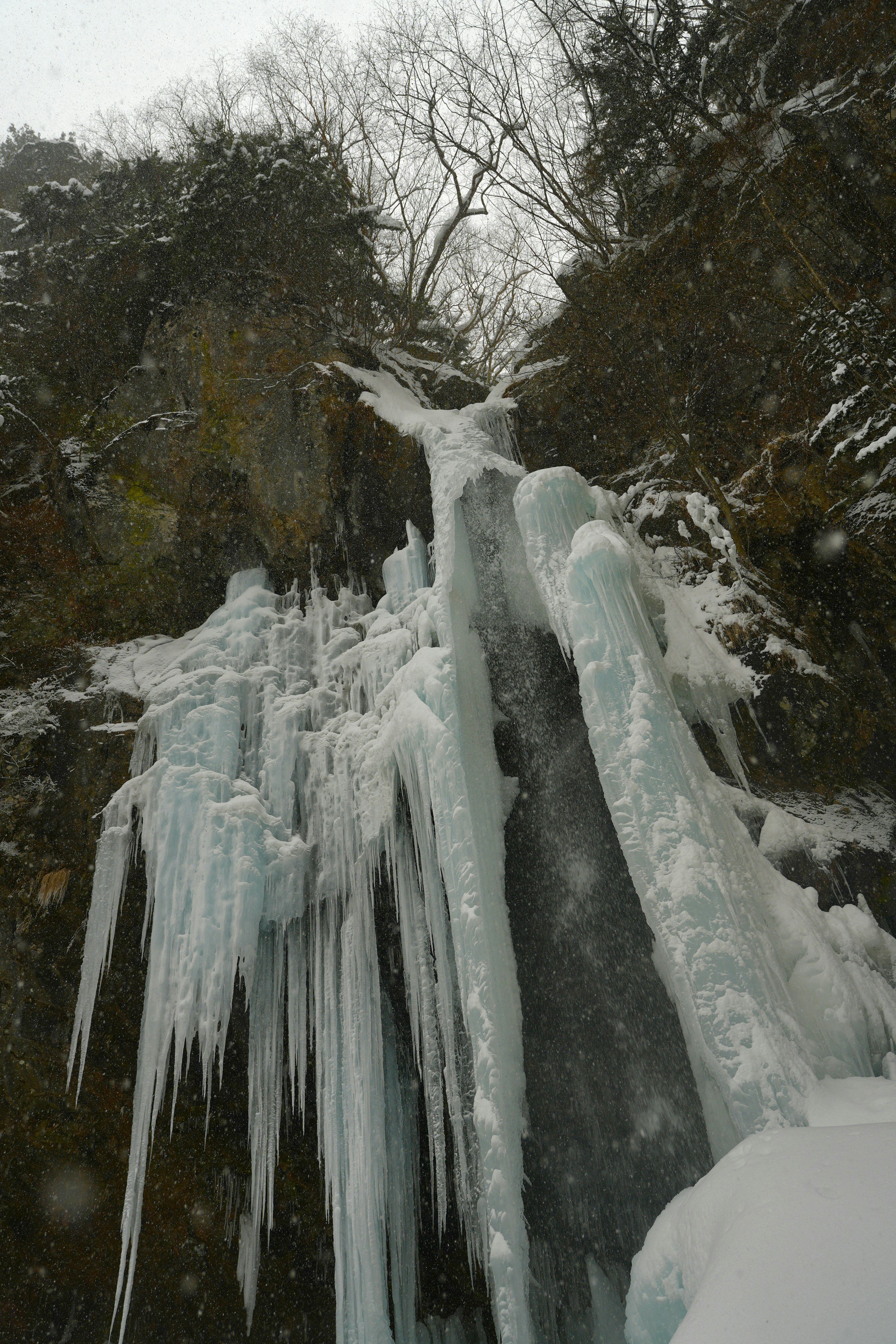 Gocce di ghiaccio appese in un paesaggio invernale