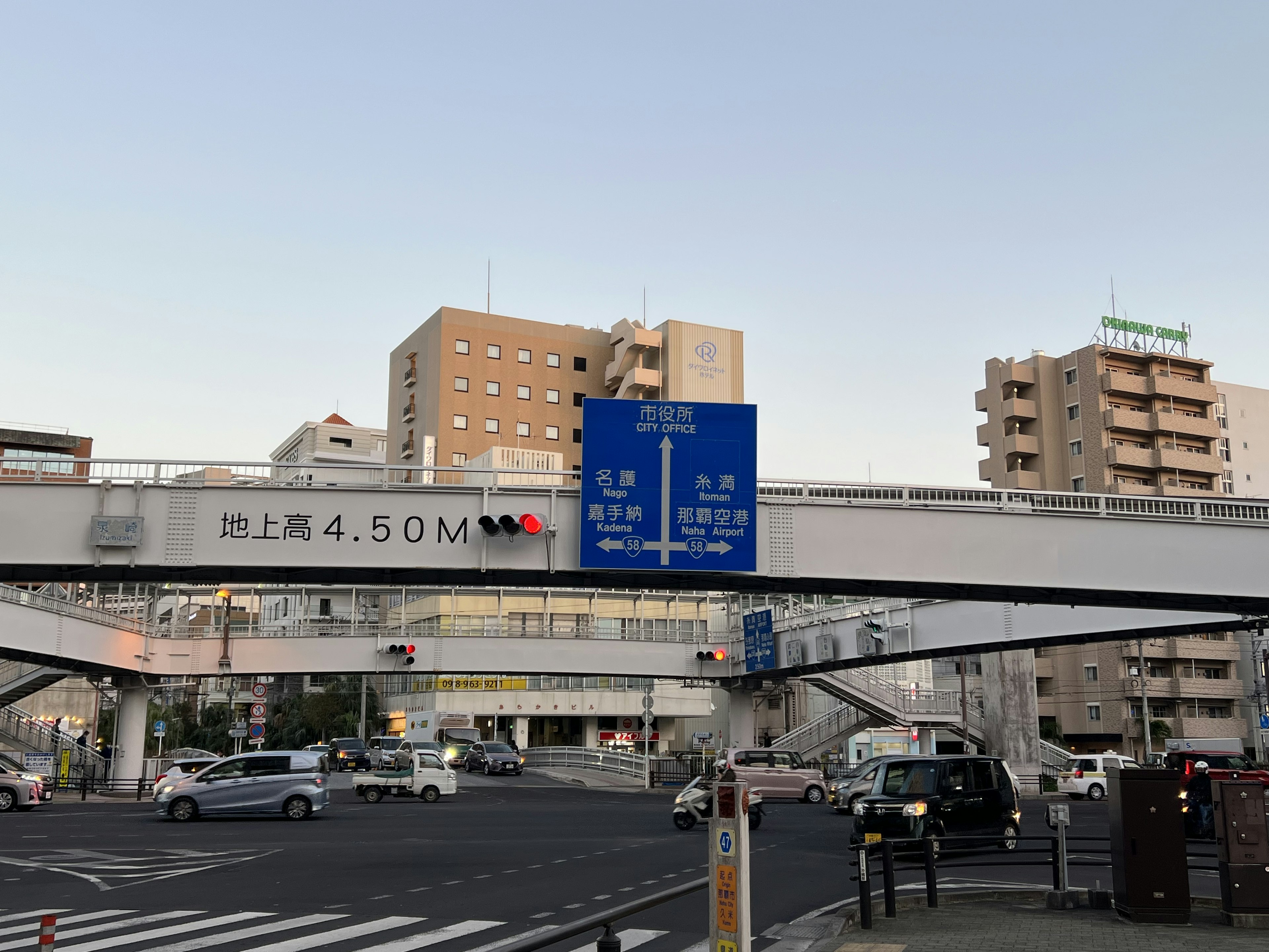 青い標識と高層ビルが見える交差点の風景