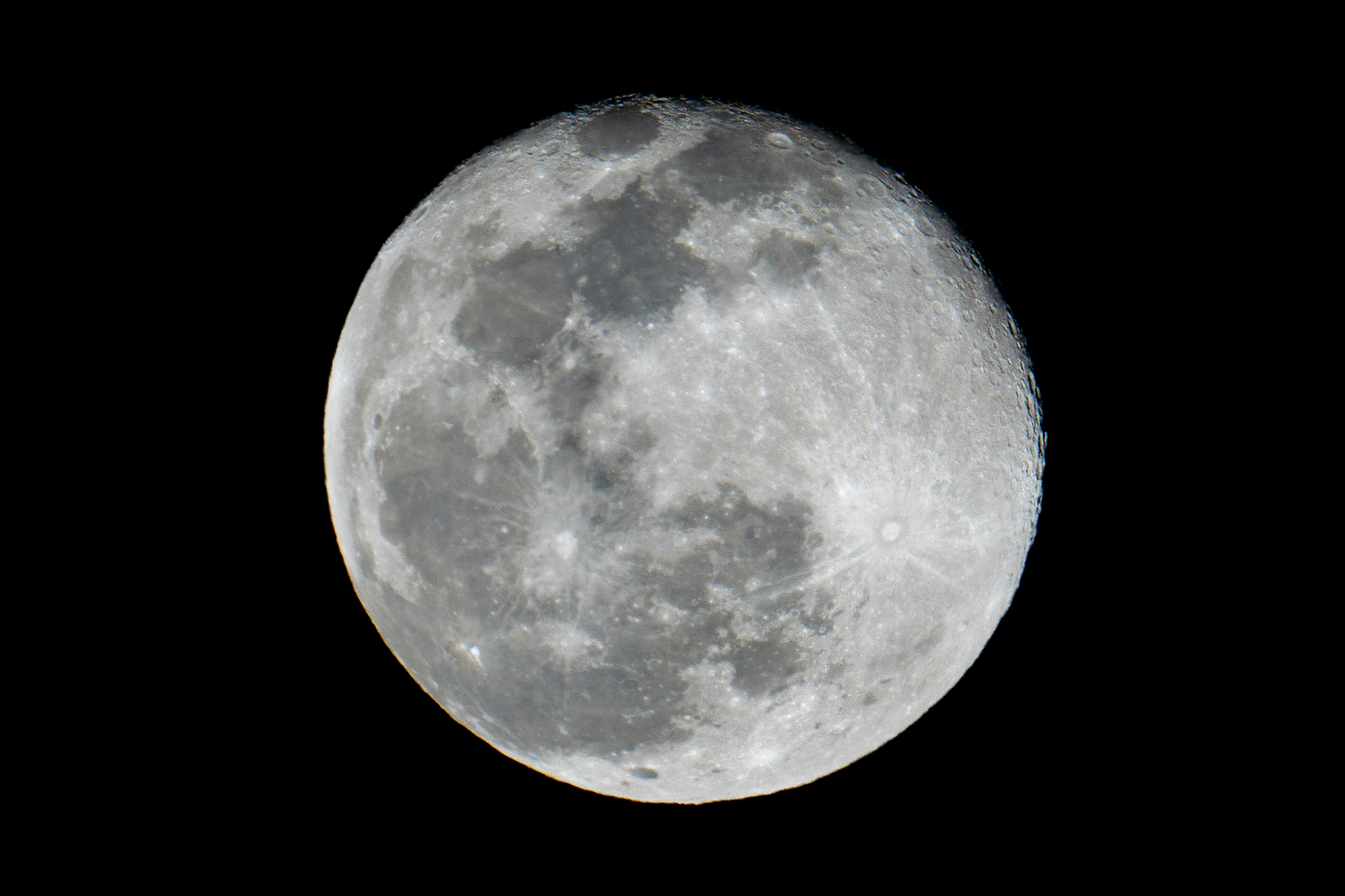 Detailliertes Bild eines Vollmonds helle Oberfläche vor schwarzem Hintergrund