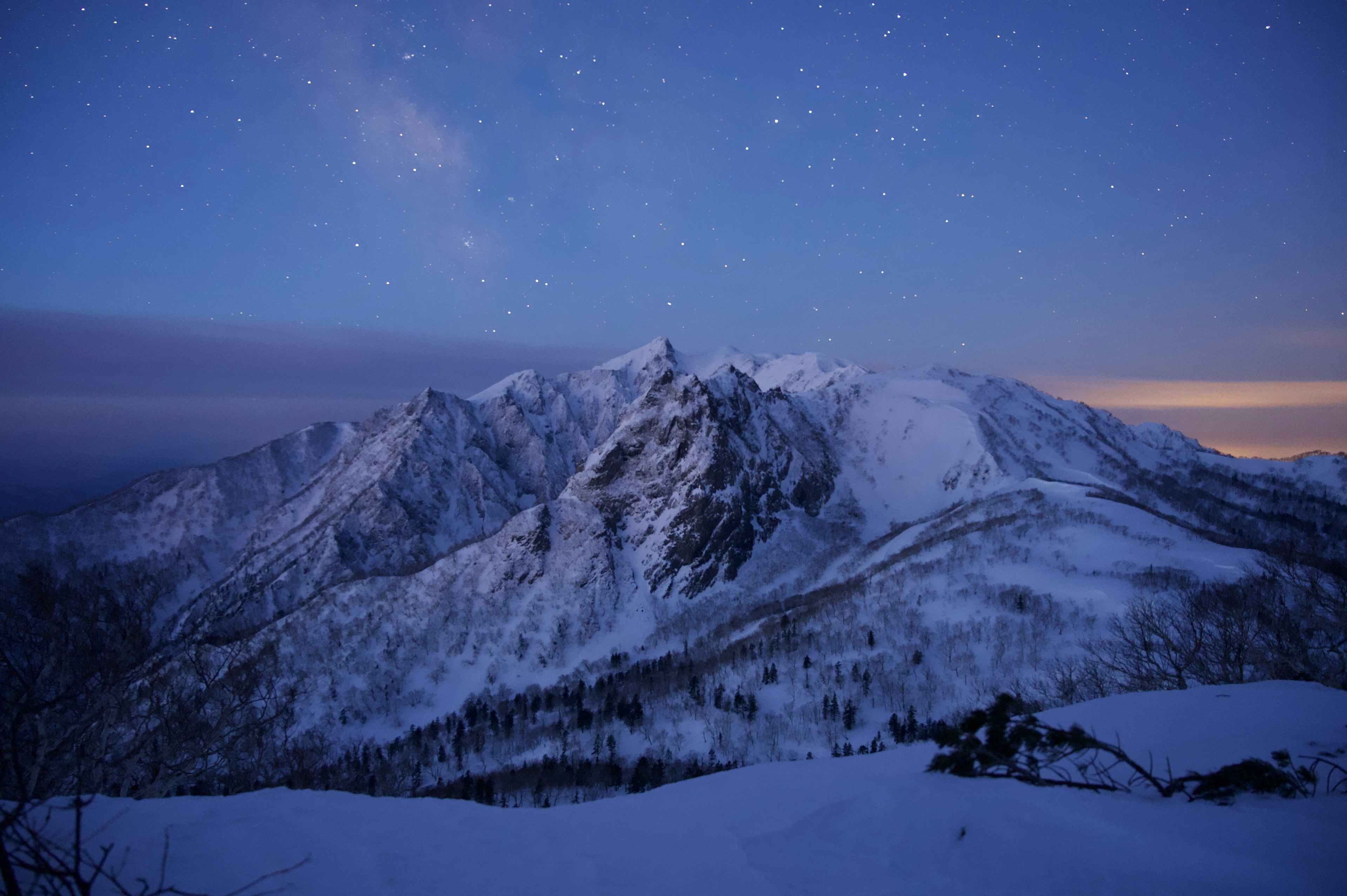 雪覆盖的山脉和星空