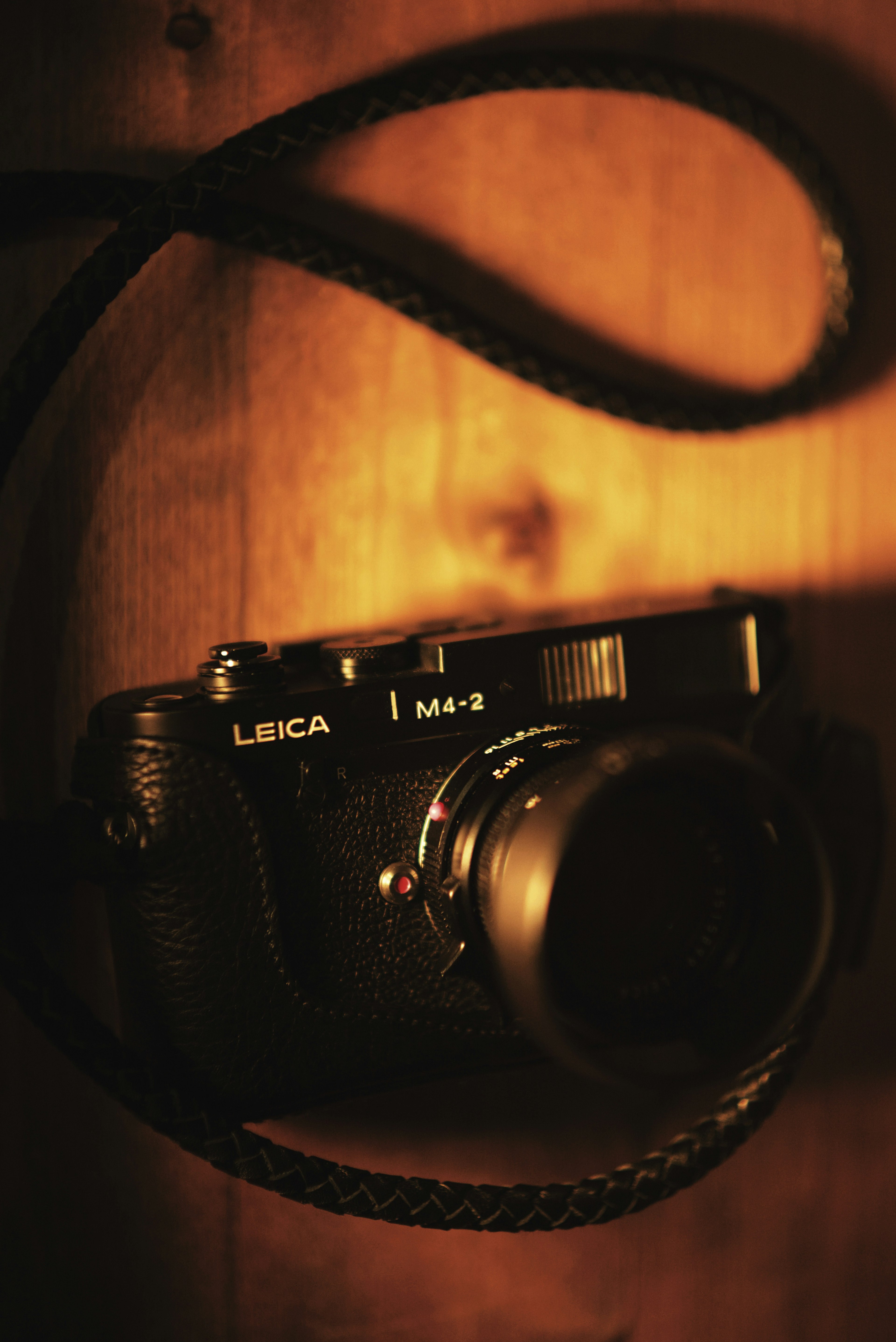 Gros plan sur un appareil photo Leica M-6 avec une sangle en cuir