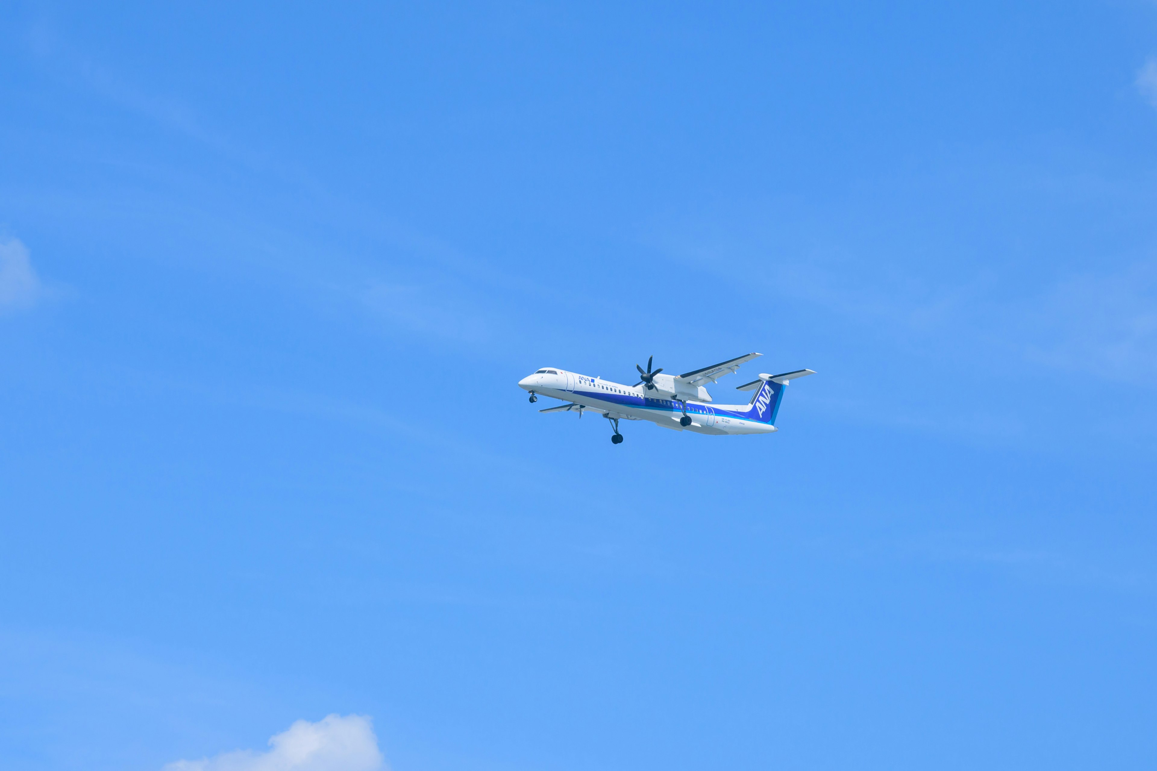 Aereo che vola contro un cielo blu chiaro