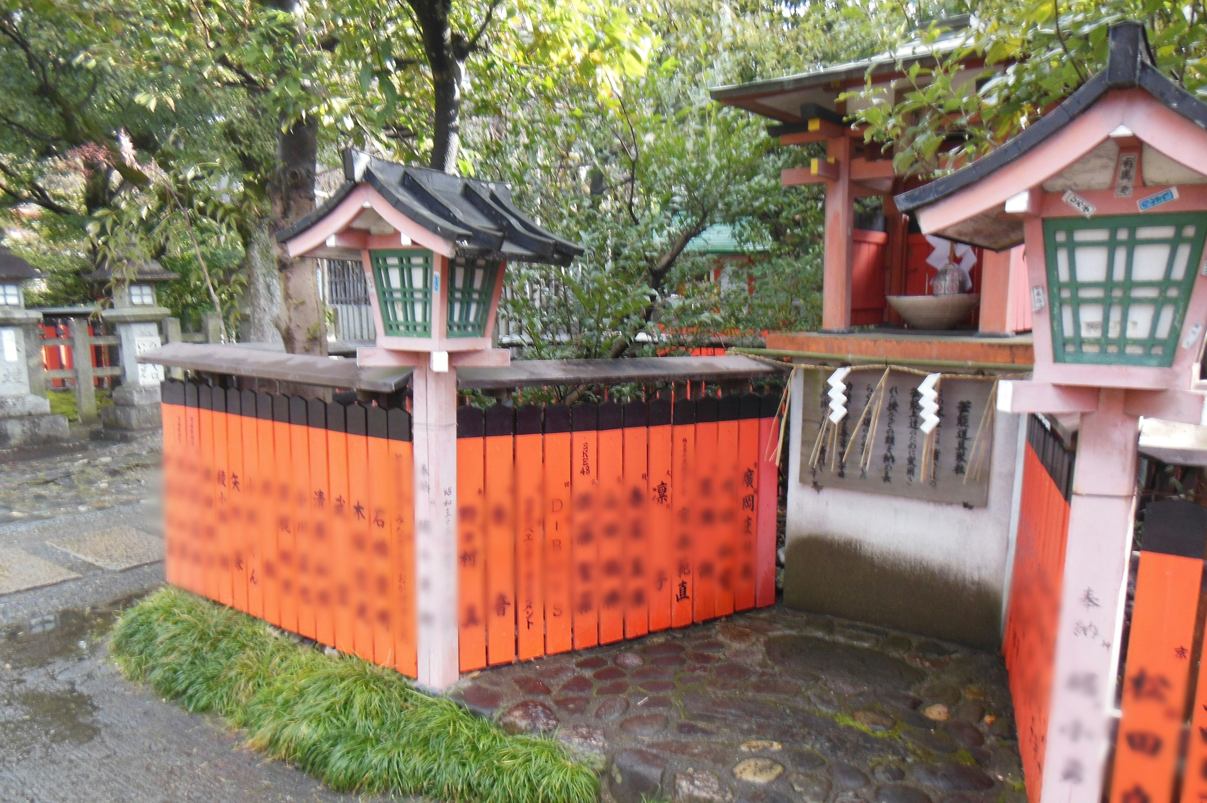 Paysage de sanctuaire japonais avec une clôture orange et des arbres verts