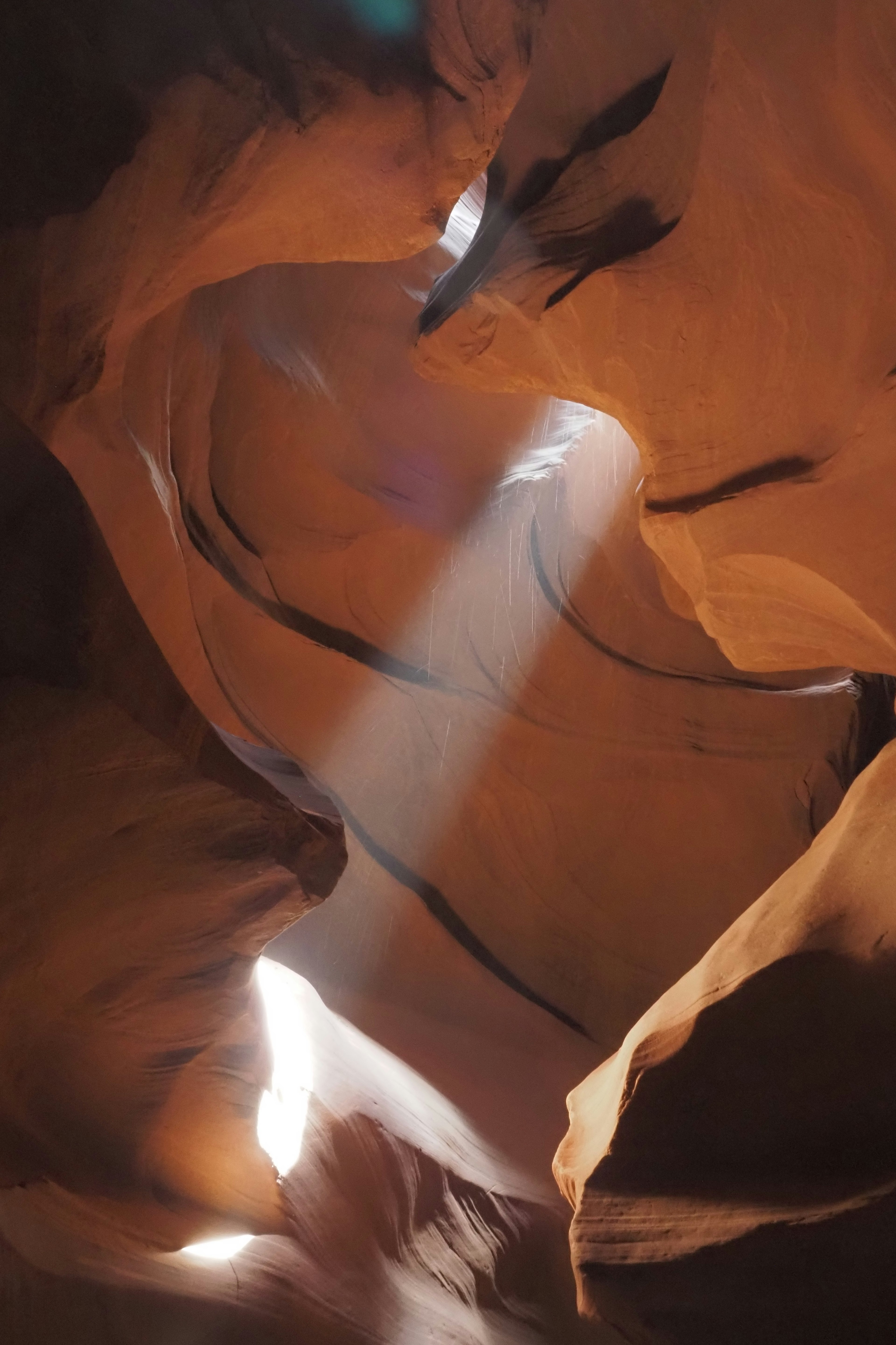 Impresionante vista de los rayos de luz iluminando el cañón Antelope