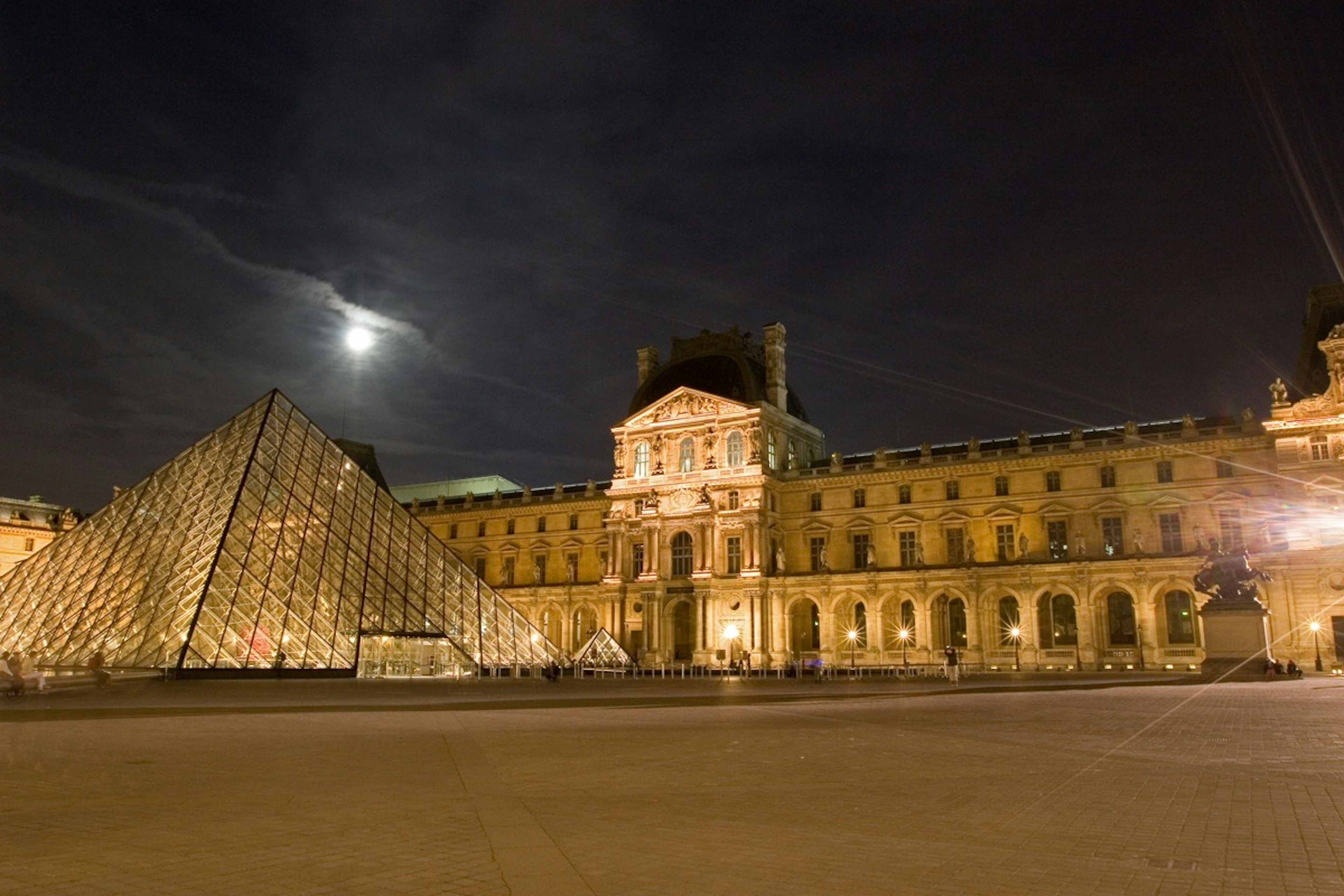 Pemandangan indah Museum Louvre dan piramida di malam hari