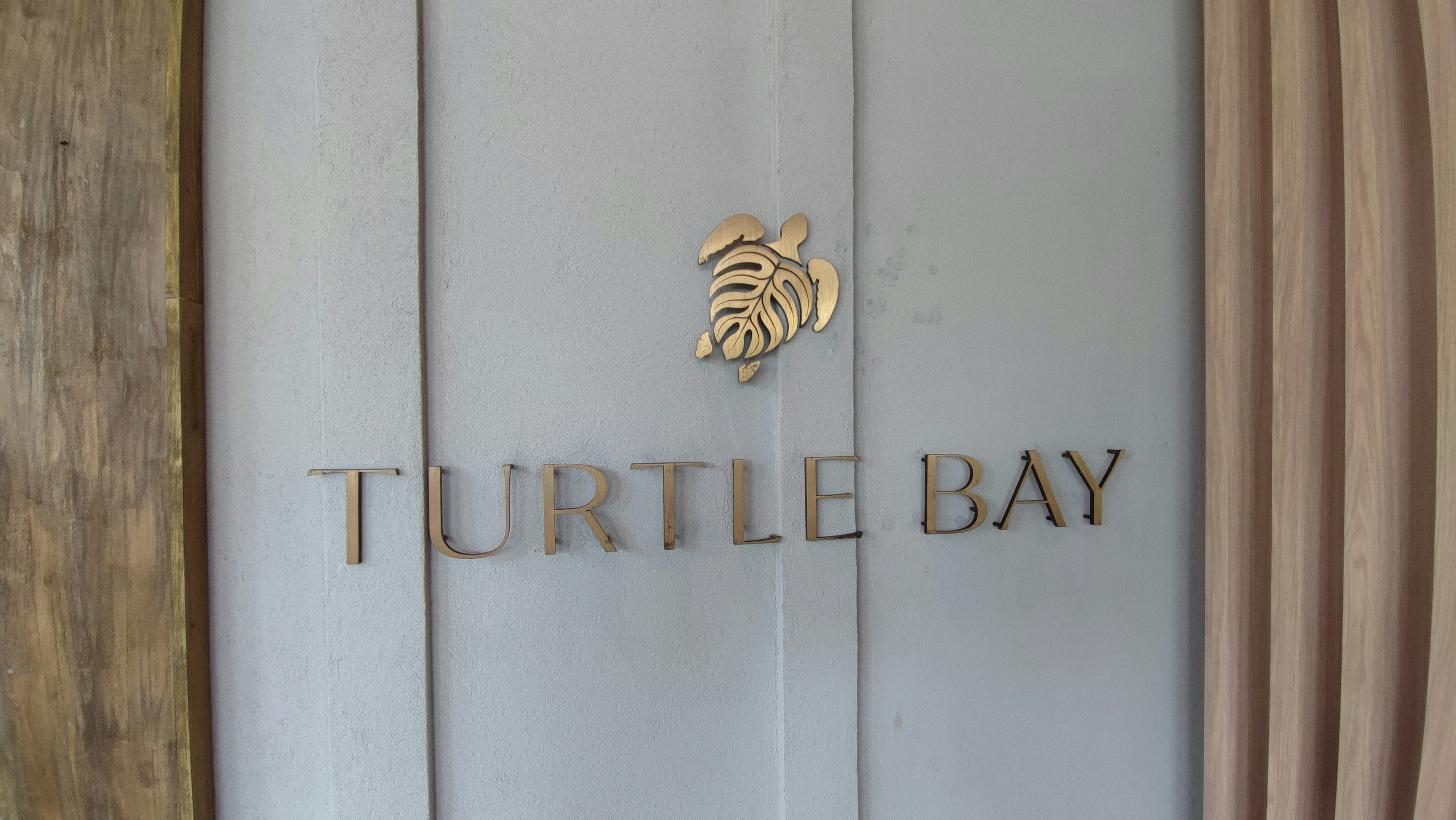 优雅的门上有金色的Turtle Bay标志