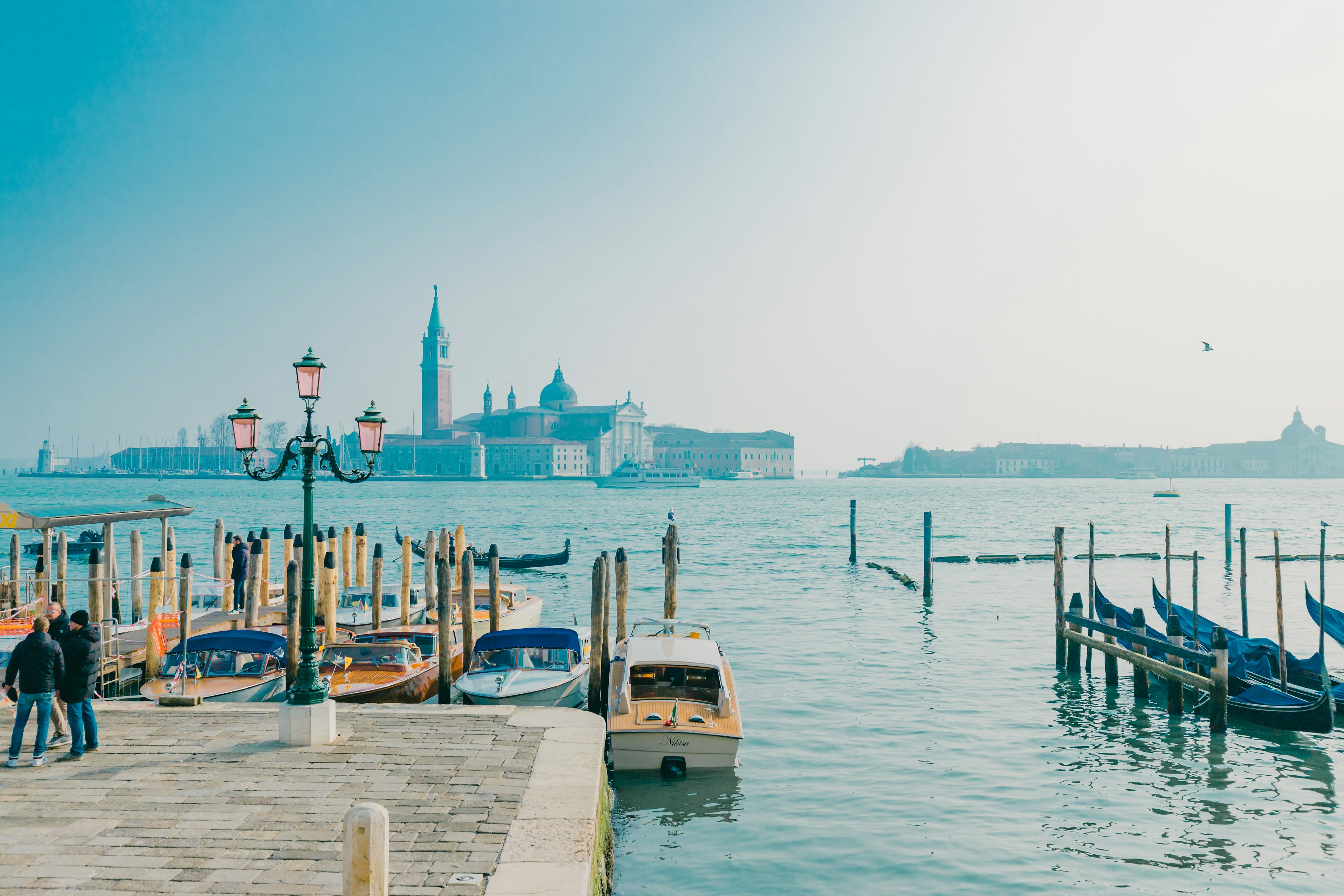 Venezianische Gondeln und ruhige Wasseransicht