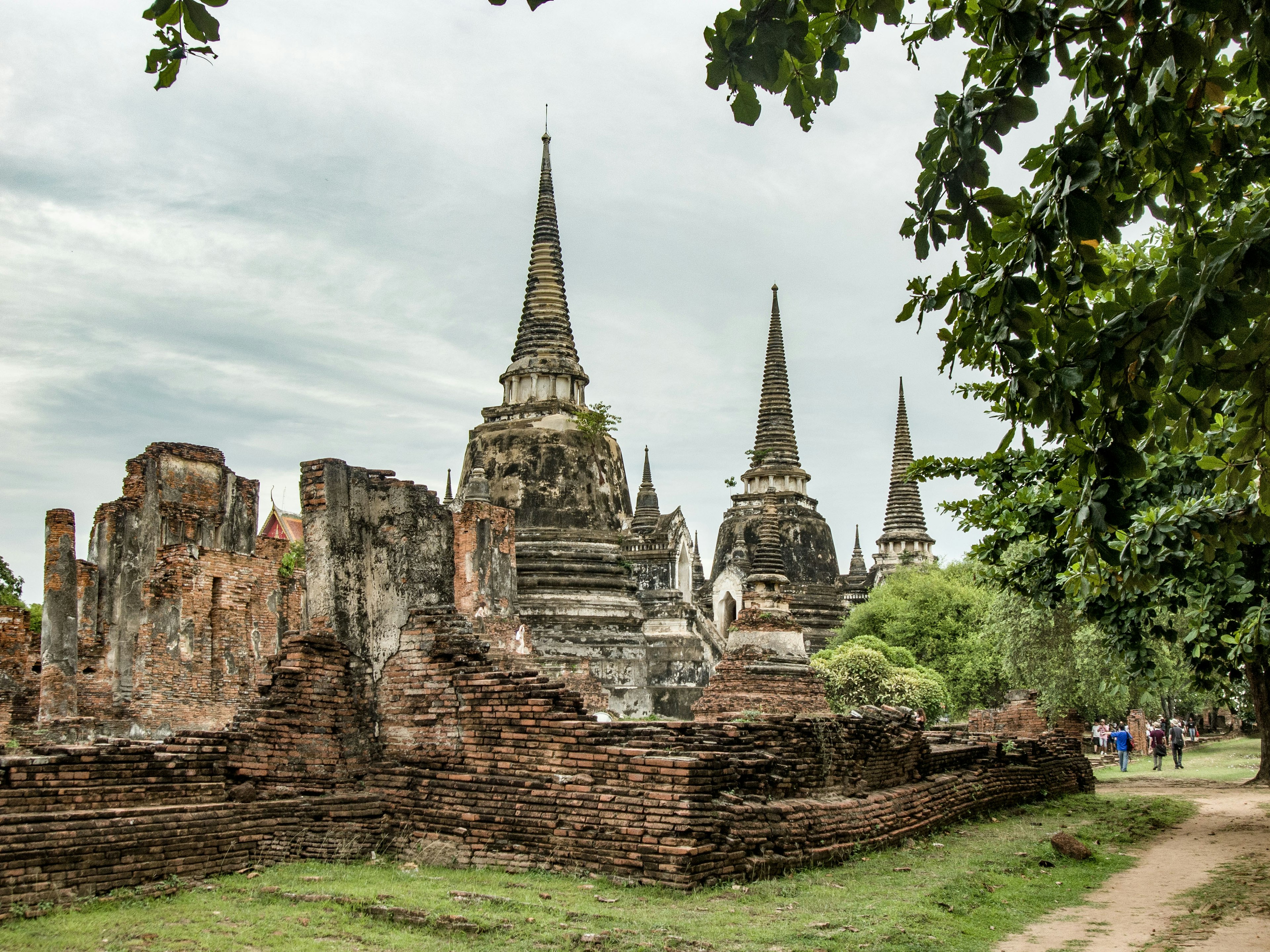 Ruines de temples anciens avec des flèches à Ayutthaya