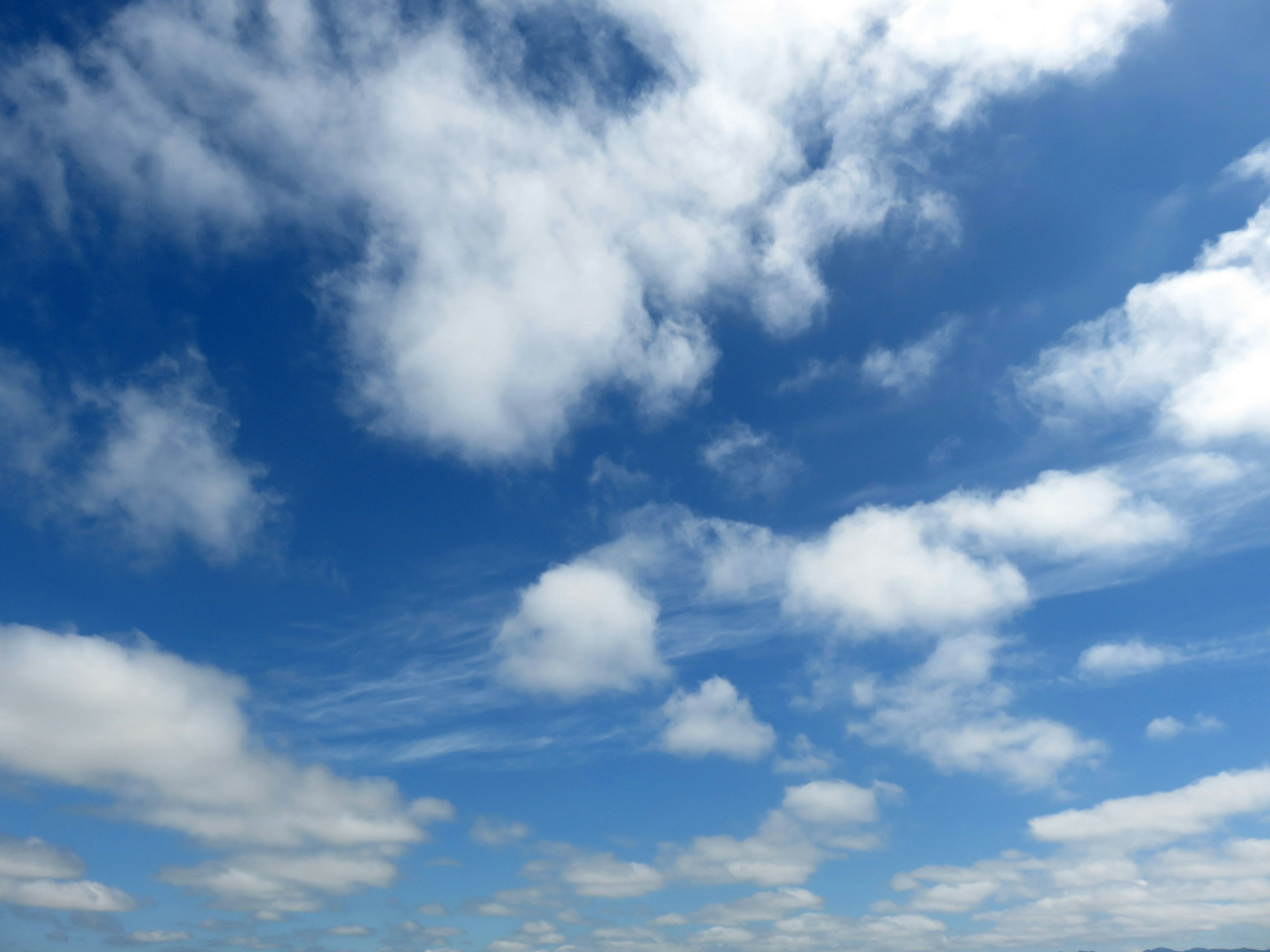 Langit biru dengan awan putih berbulu