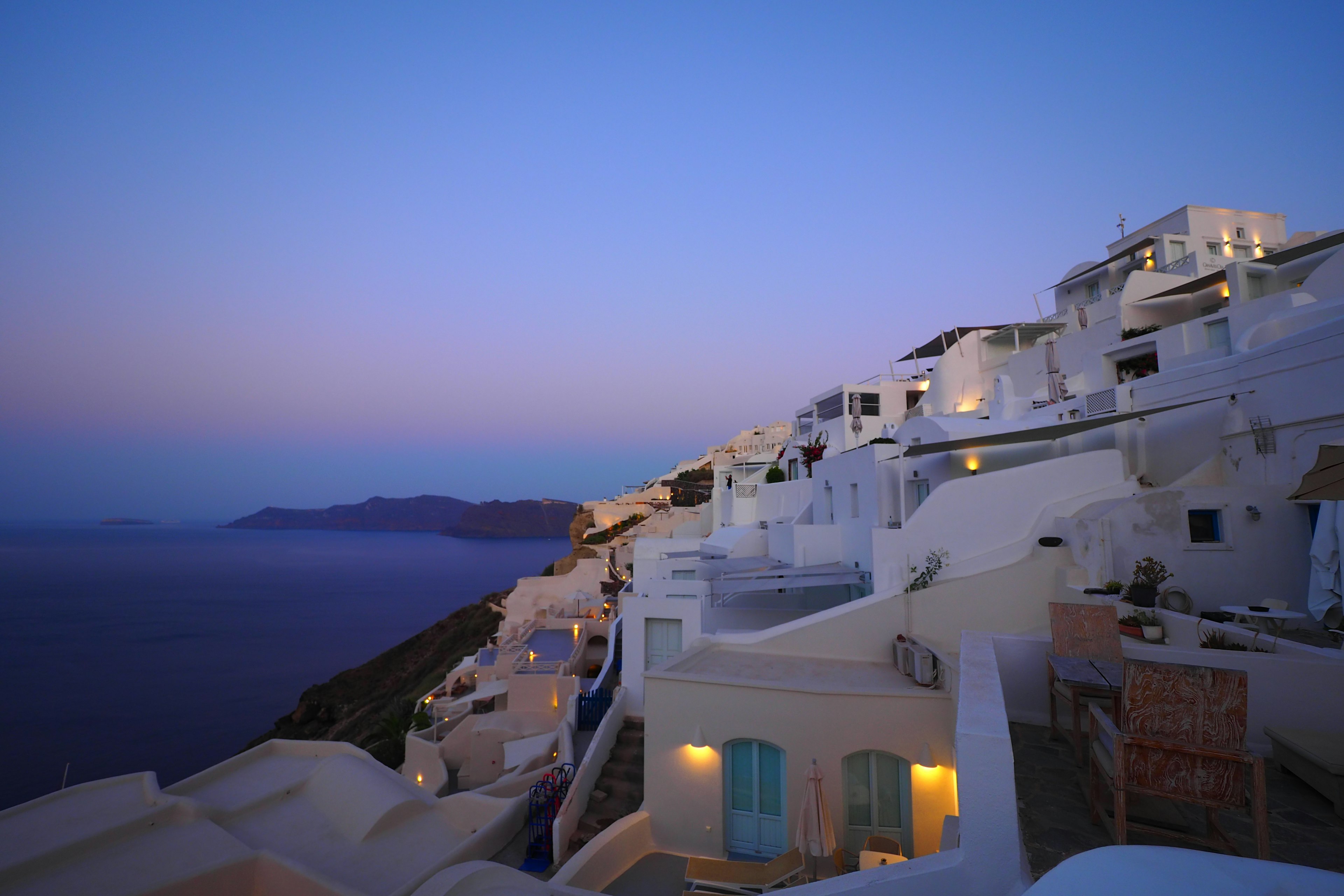 Atardecer en Santorini con edificios blancos y cielo azul