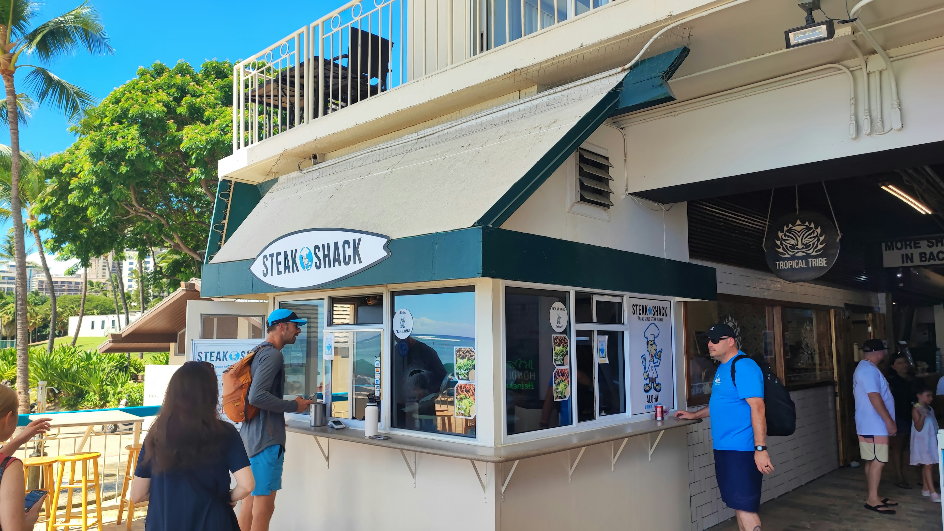 Kiosco en la playa con personas en fila