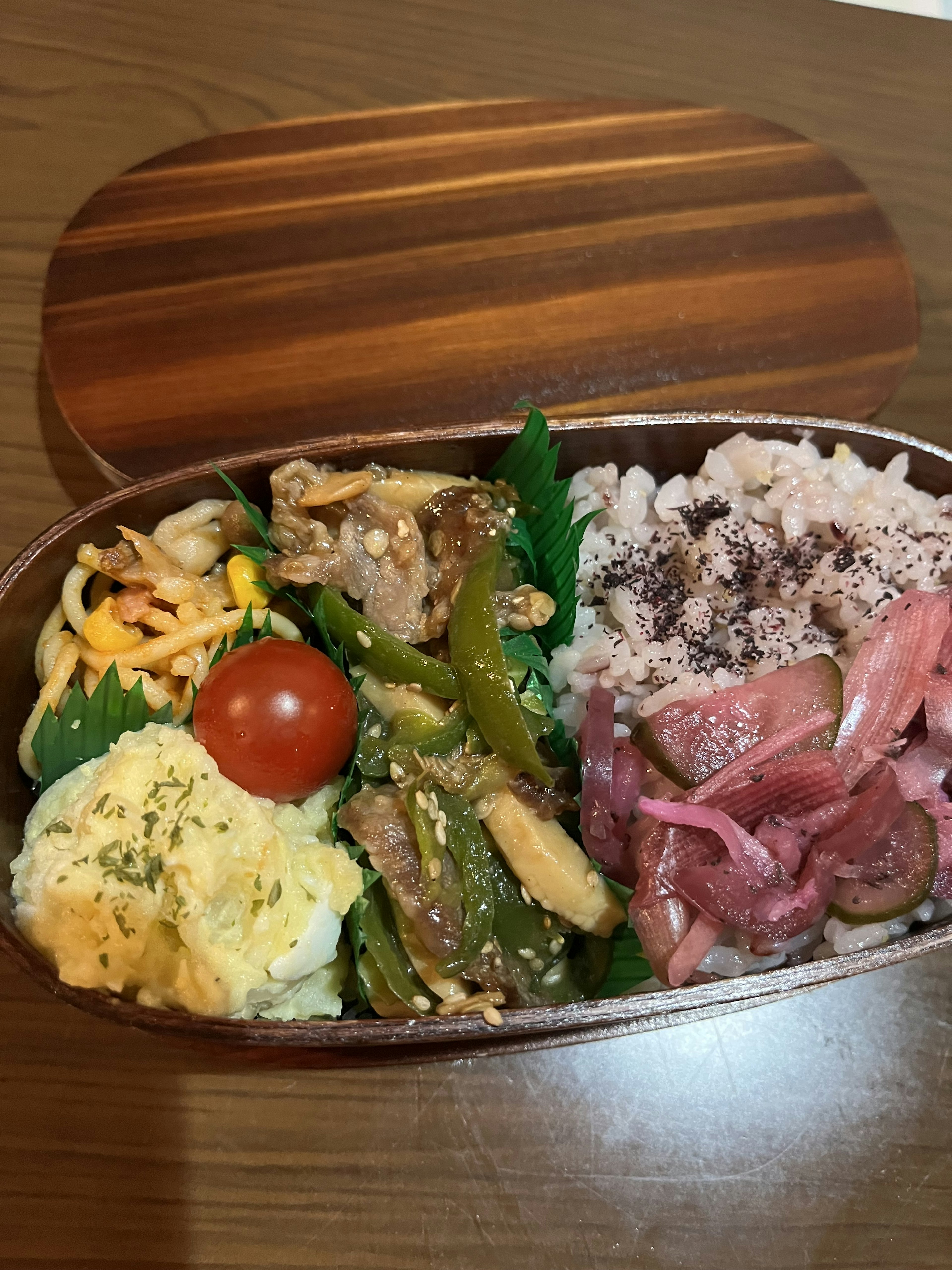 Une boîte à bento magnifiquement garnie de divers plats et de riz