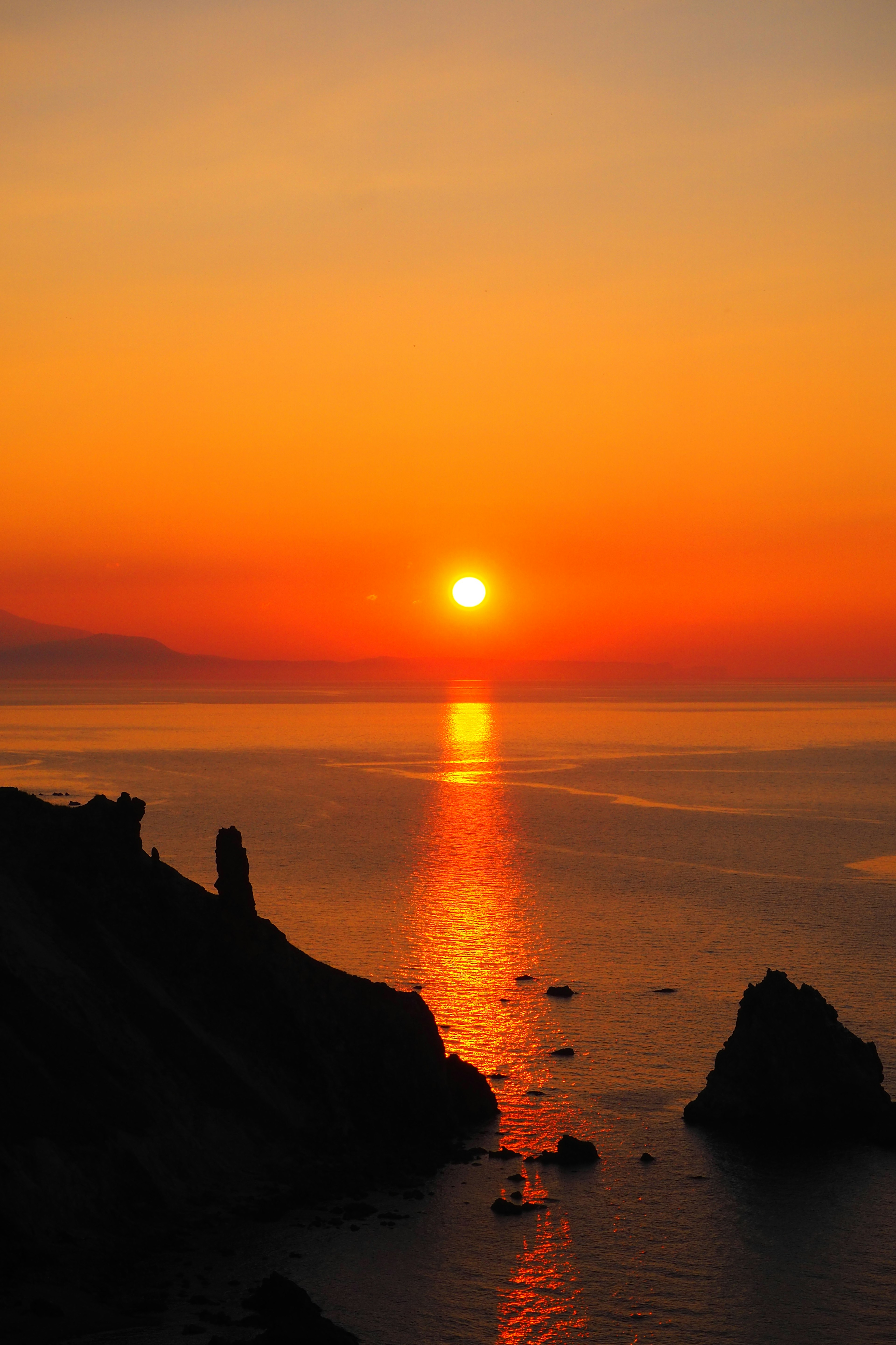 Hermoso paisaje de un atardecer naranja sobre el mar