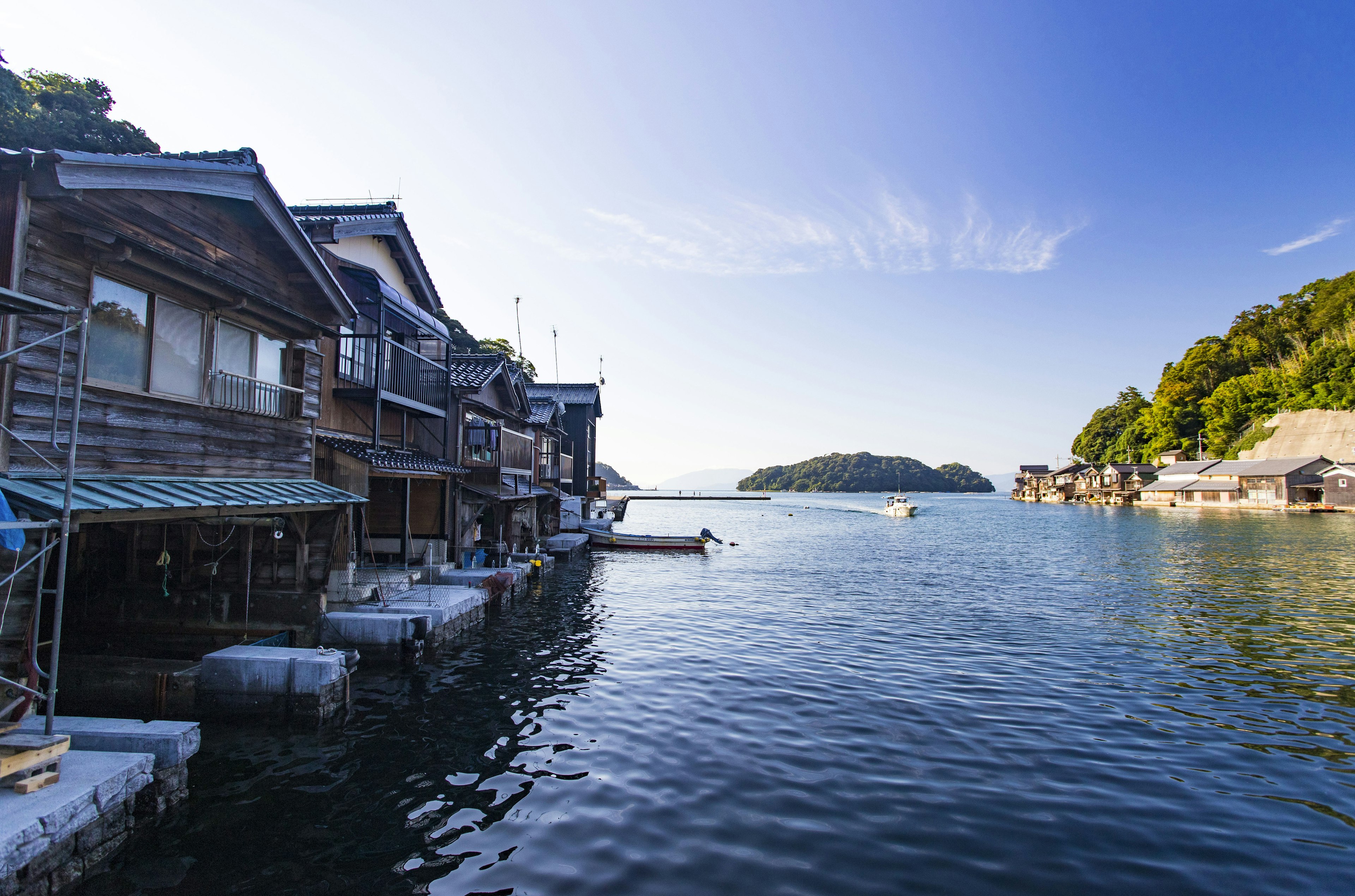 面向大海的傳統木屋和寧靜水面的風景