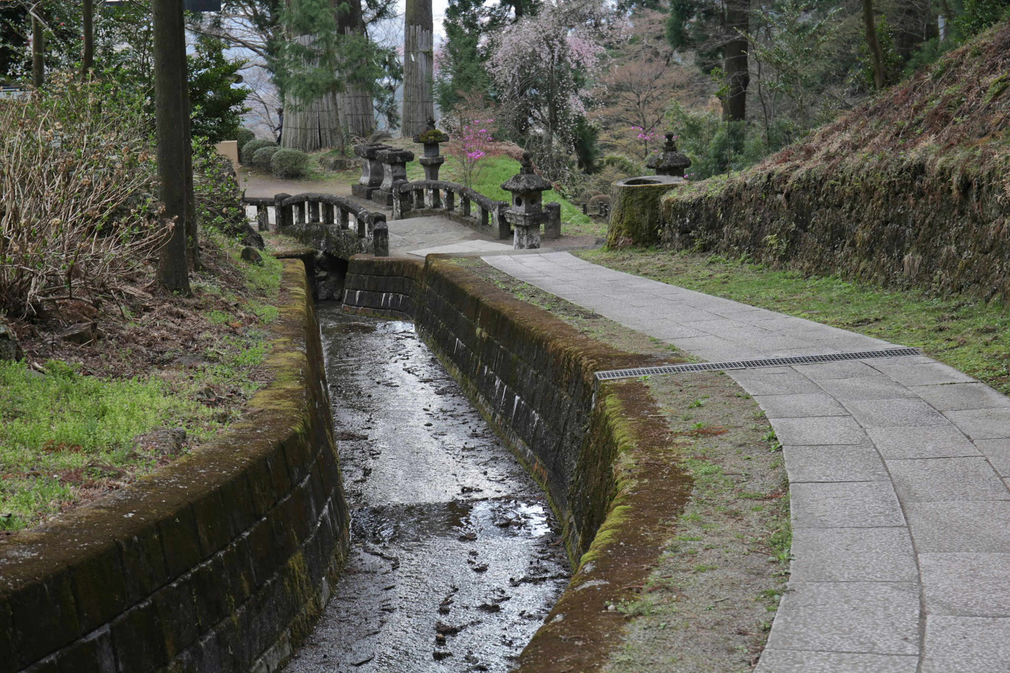 静かな公園の小道と流れる水の流れ