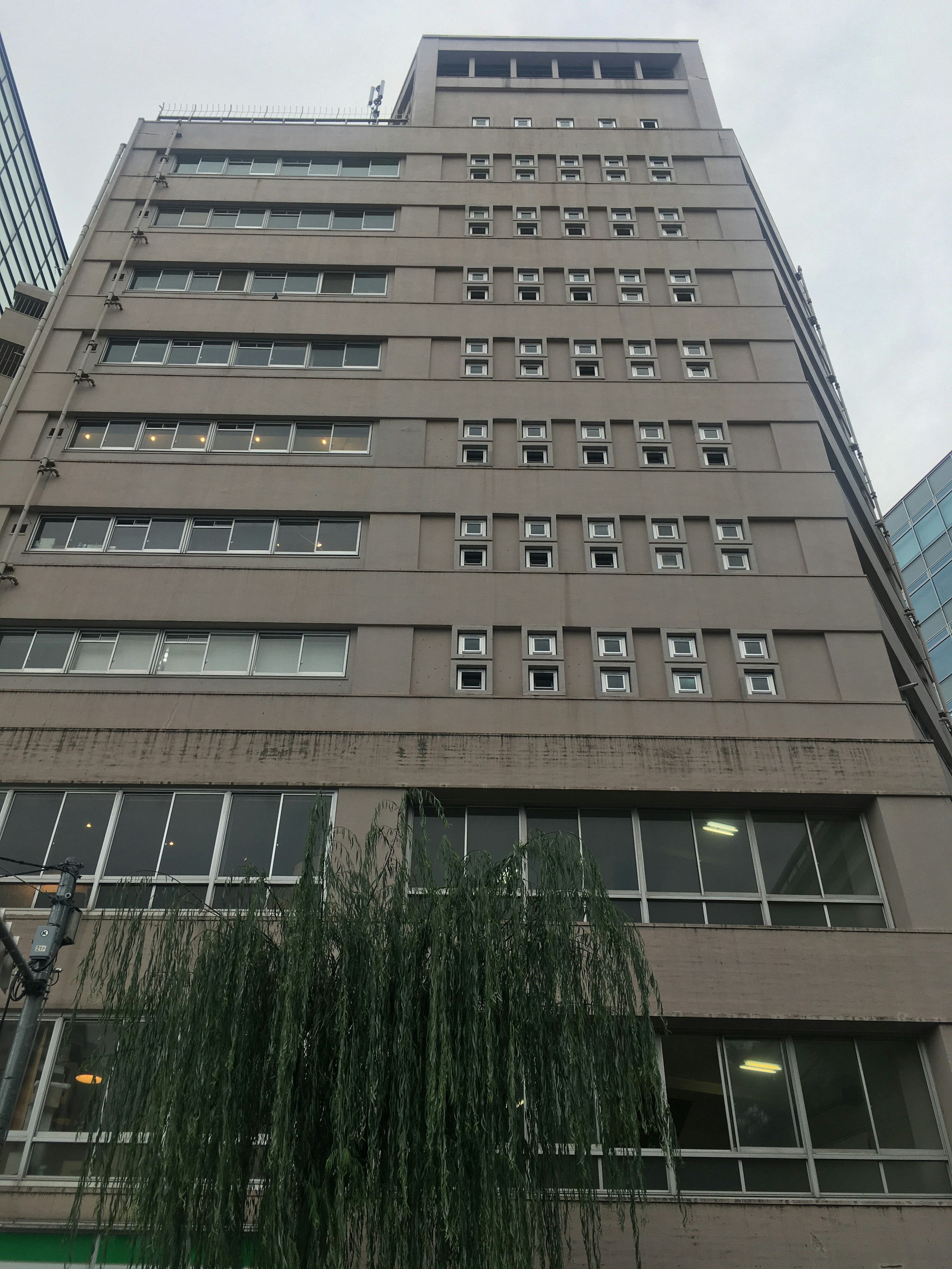 Fachada de edificio gris con filas de ventanas