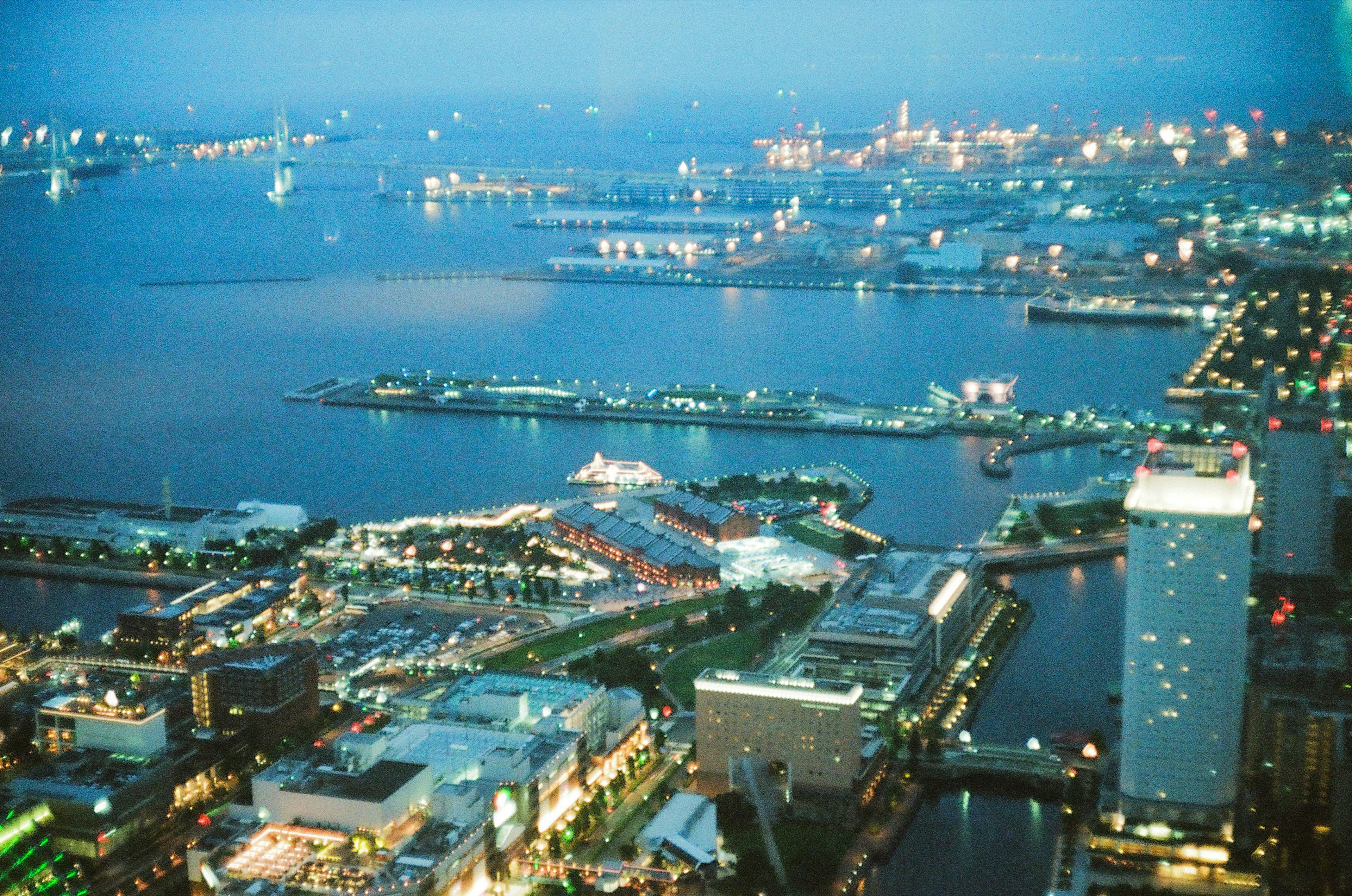 夜景の港町のパノラマビュー