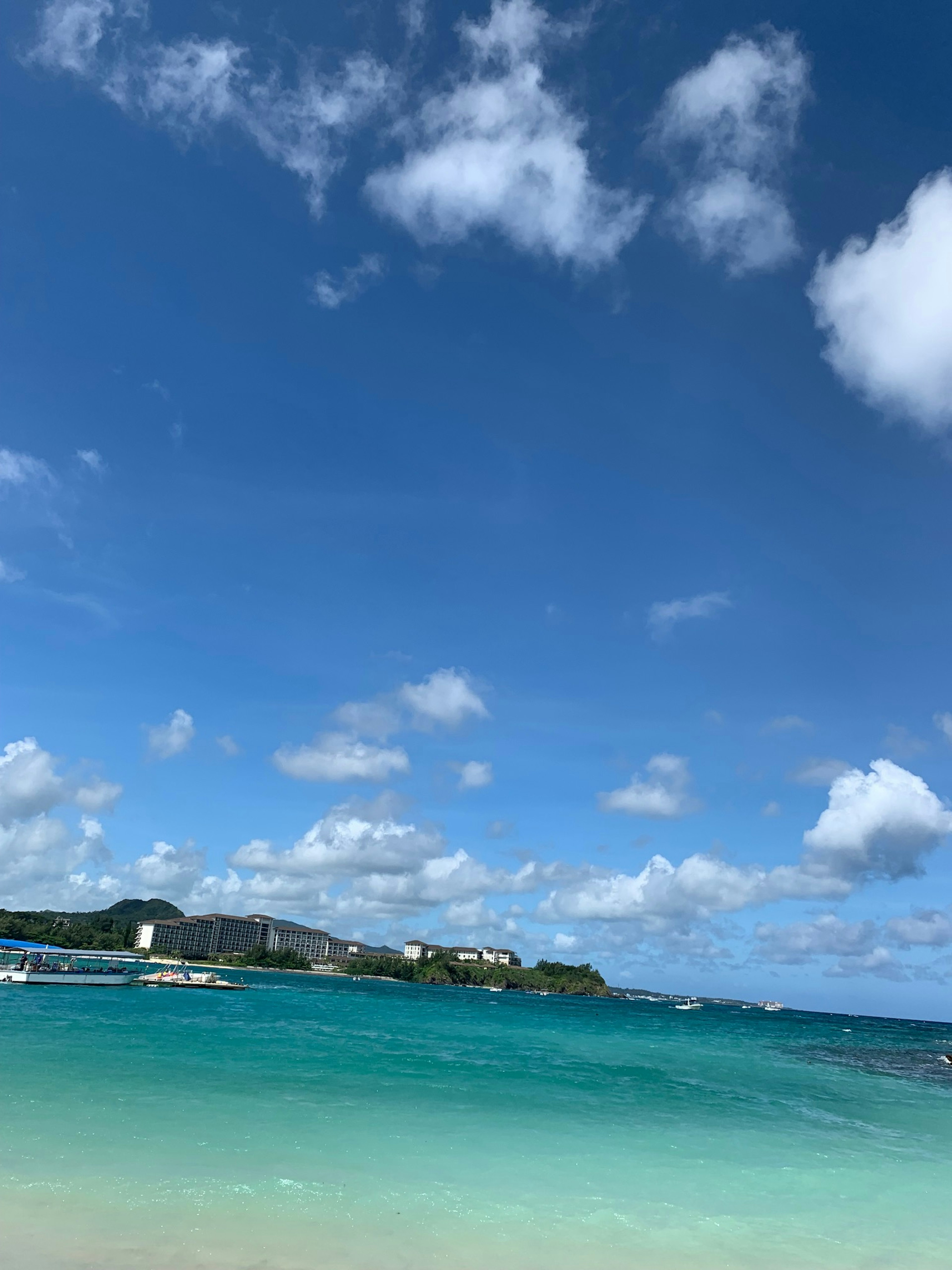 Schöne Strandlandschaft mit blauem Meer und weißen Wolken