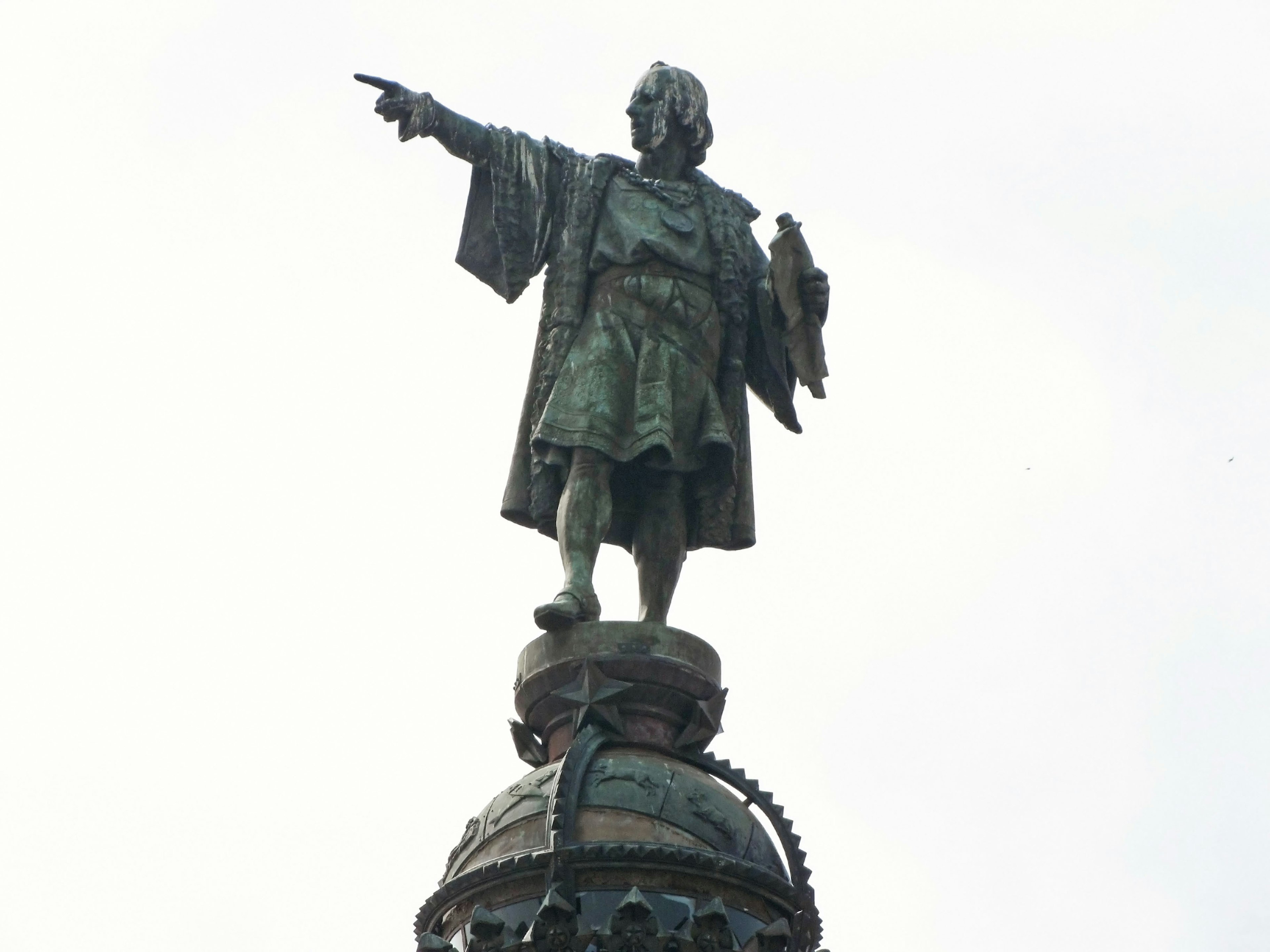 Estatua de Cristóbal Colón señalando con una mano