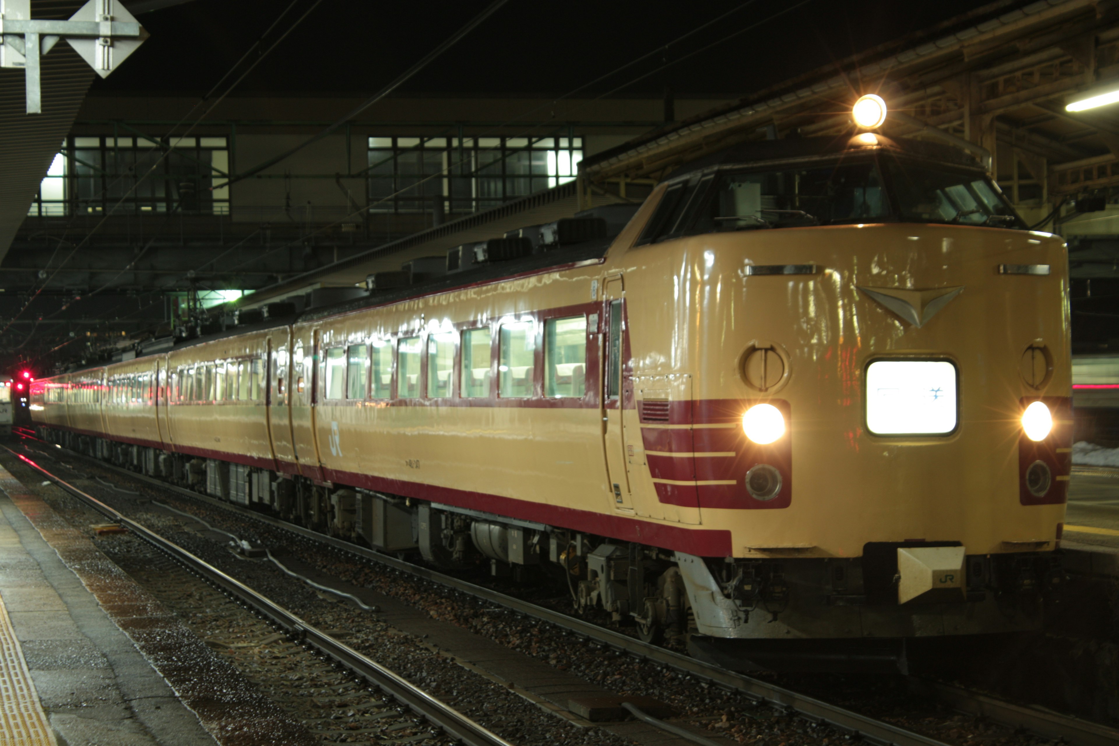 Tren amarillo detenido en la estación de noche