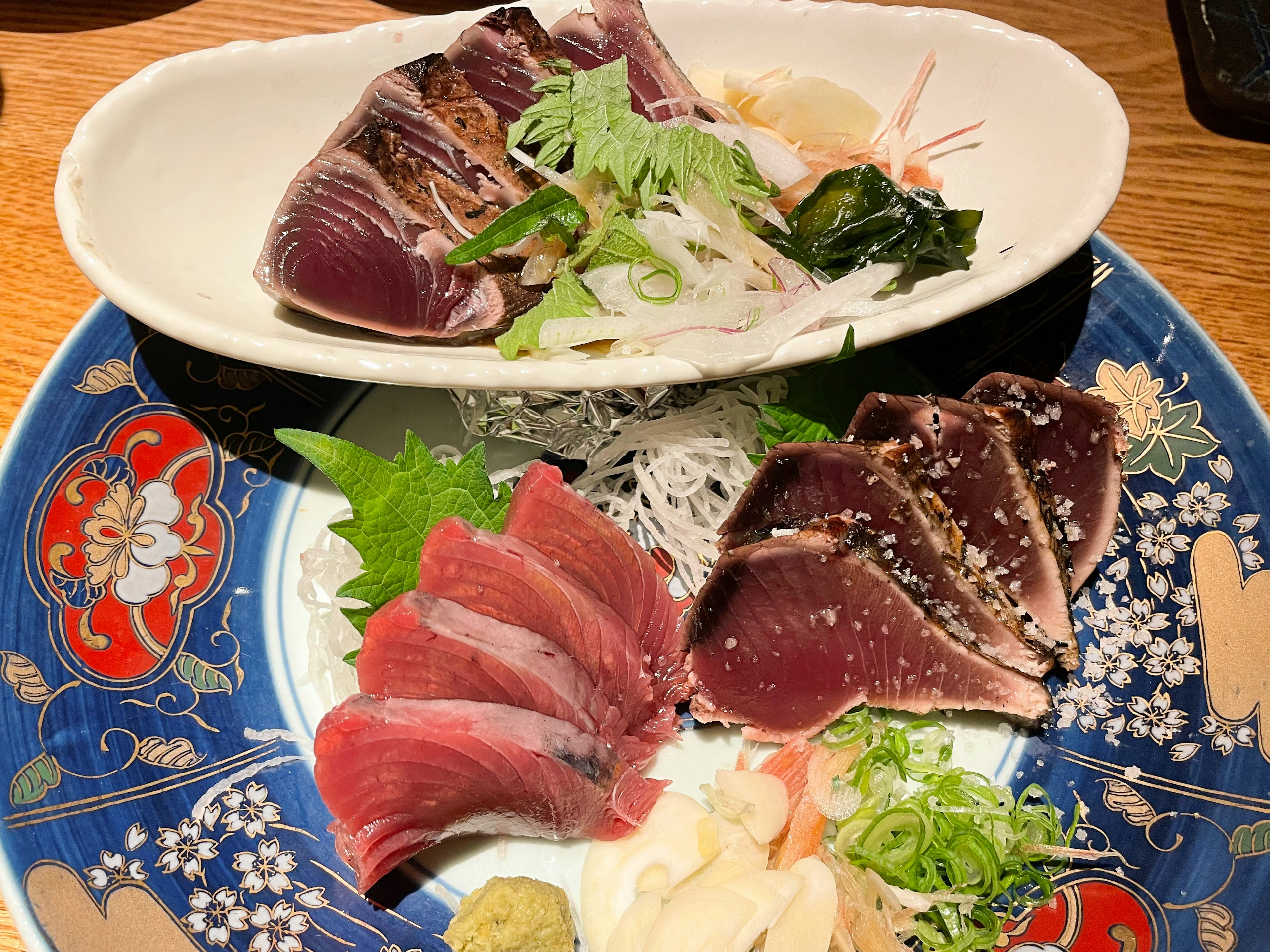 Schöner Sashimi-Teller mit frischem Thunfisch und buntem Gemüse