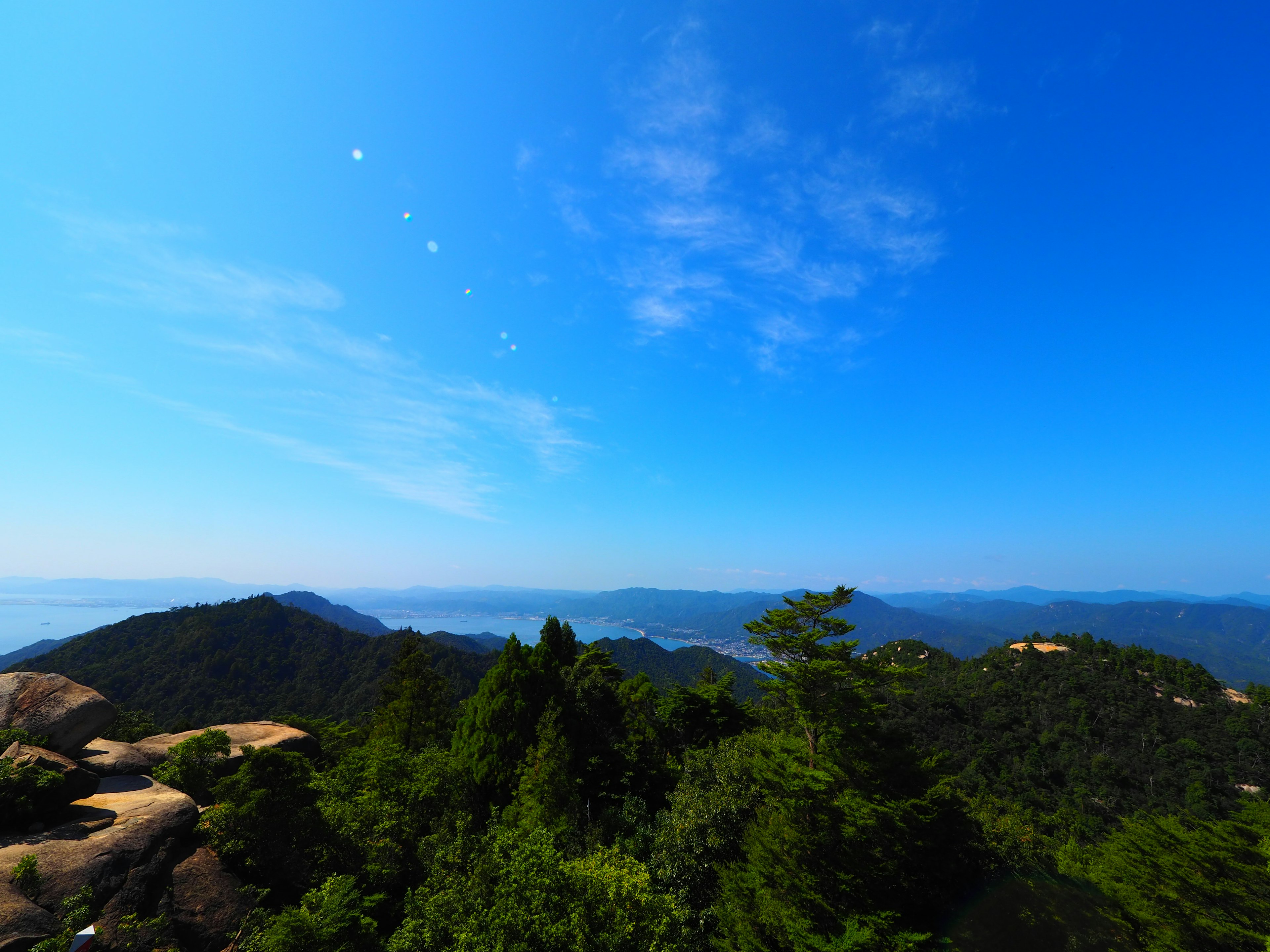 美麗的景觀，藍天和山脈，綠色樹木和岩石山丘