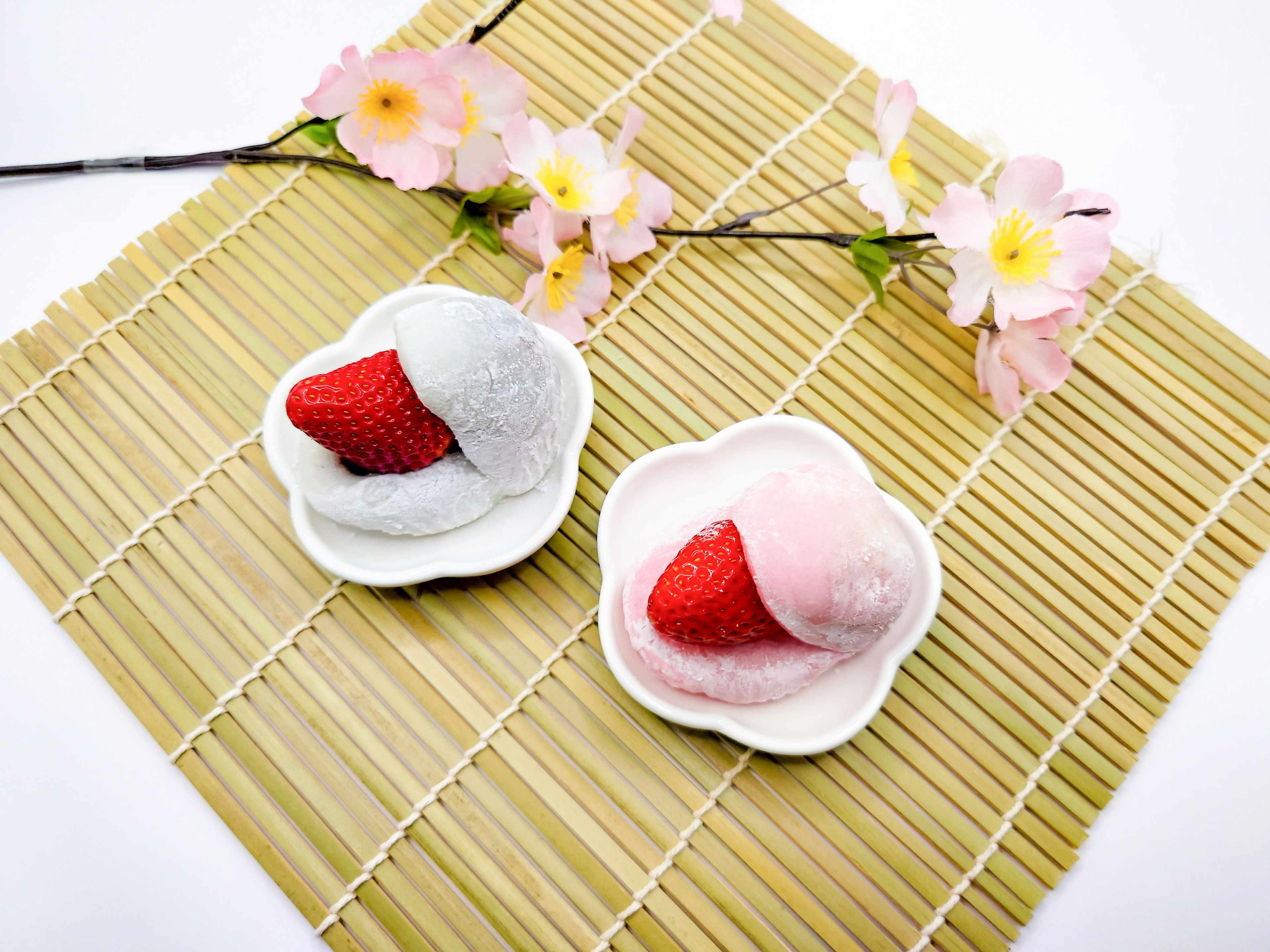 Dos postres decorados con fresas servidos en platos blancos