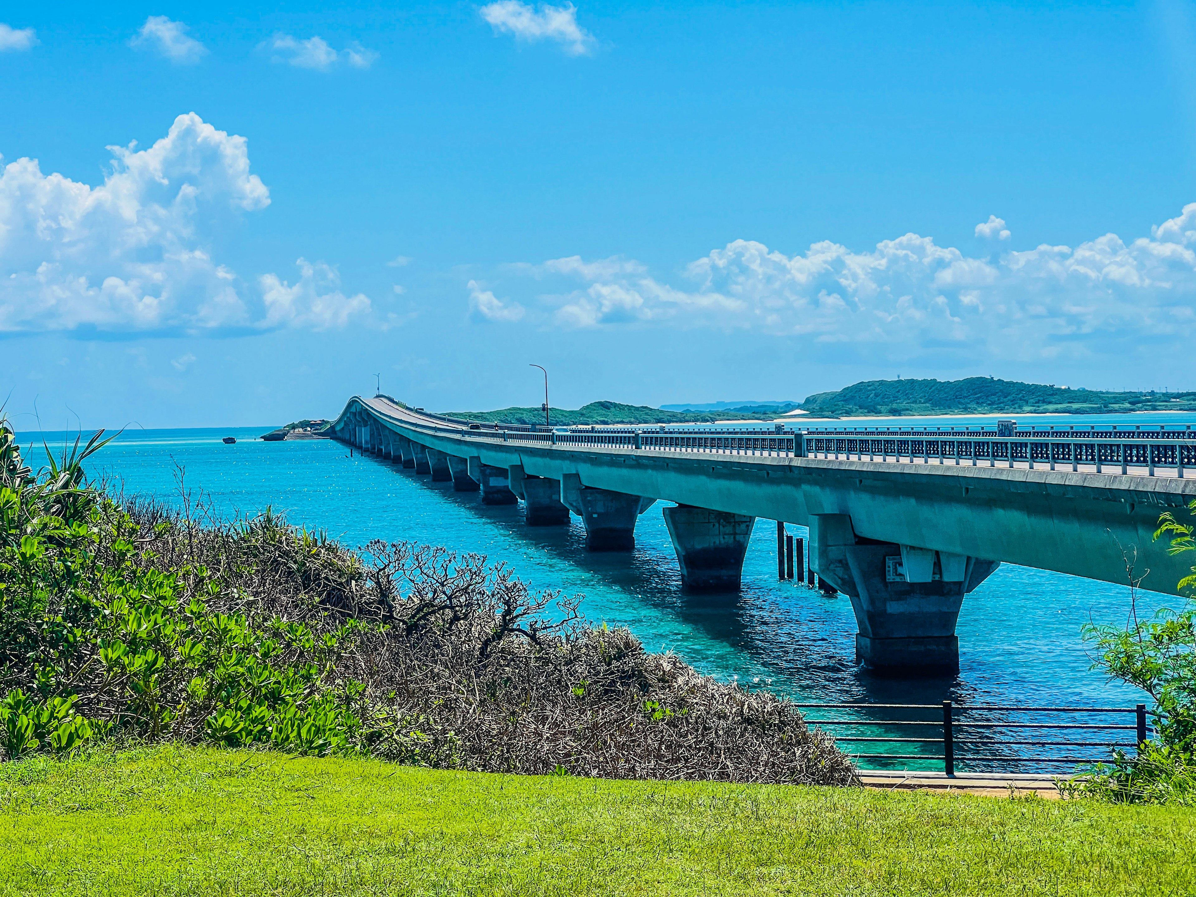 Ponte sull'oceano blu con cielo sereno