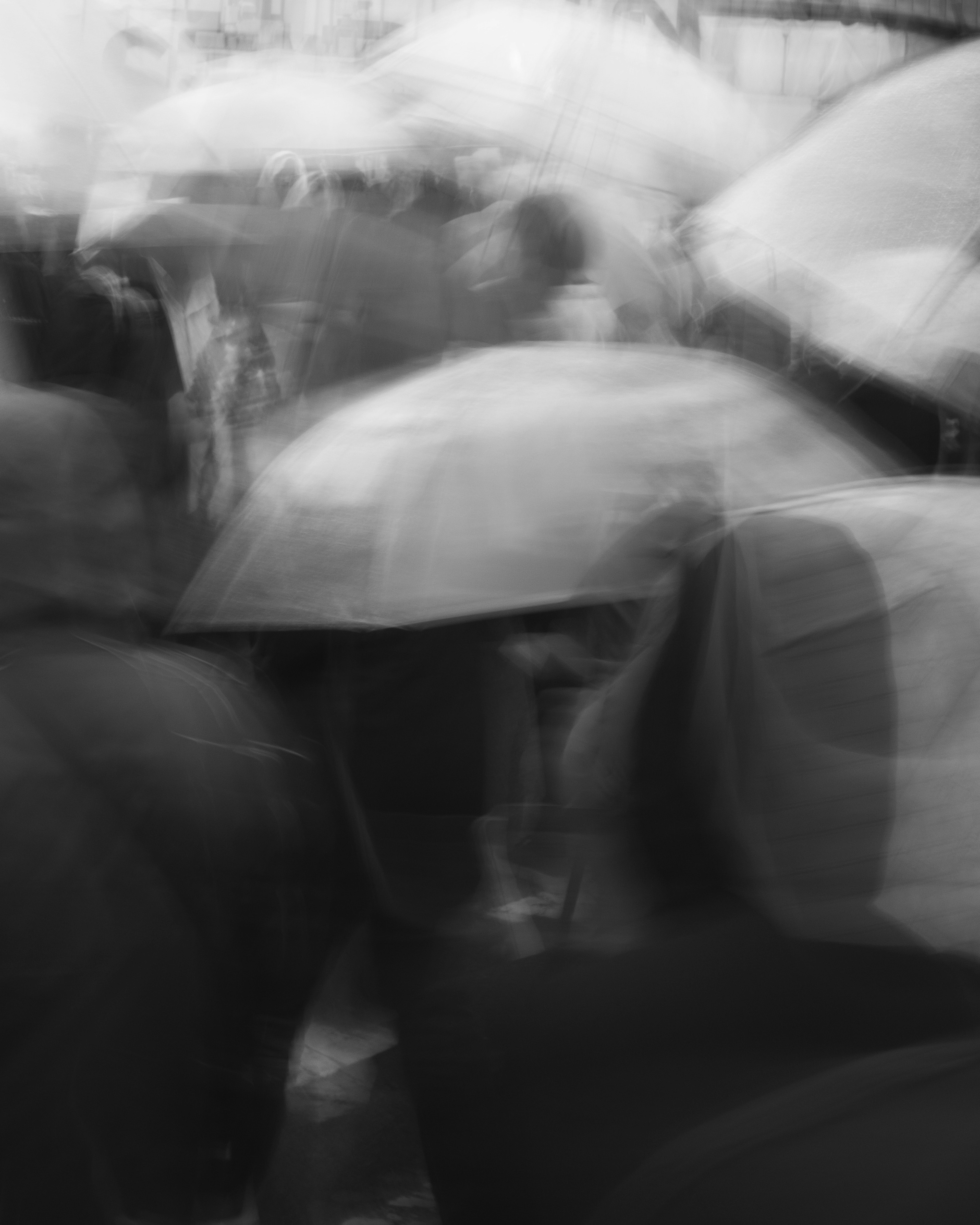 Foule floue avec des parapluies en noir et blanc