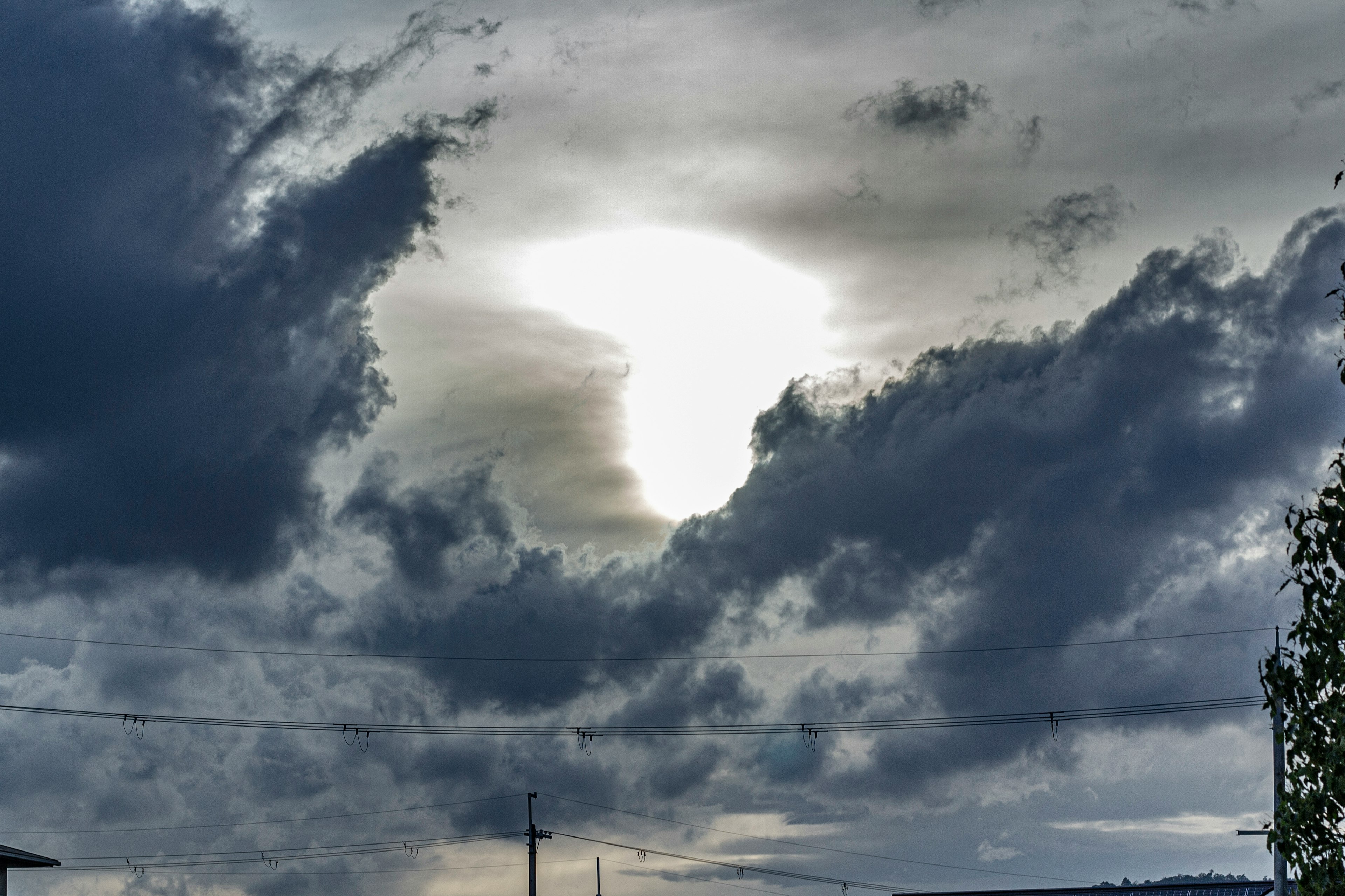 Luz del sol atravesando nubes oscuras